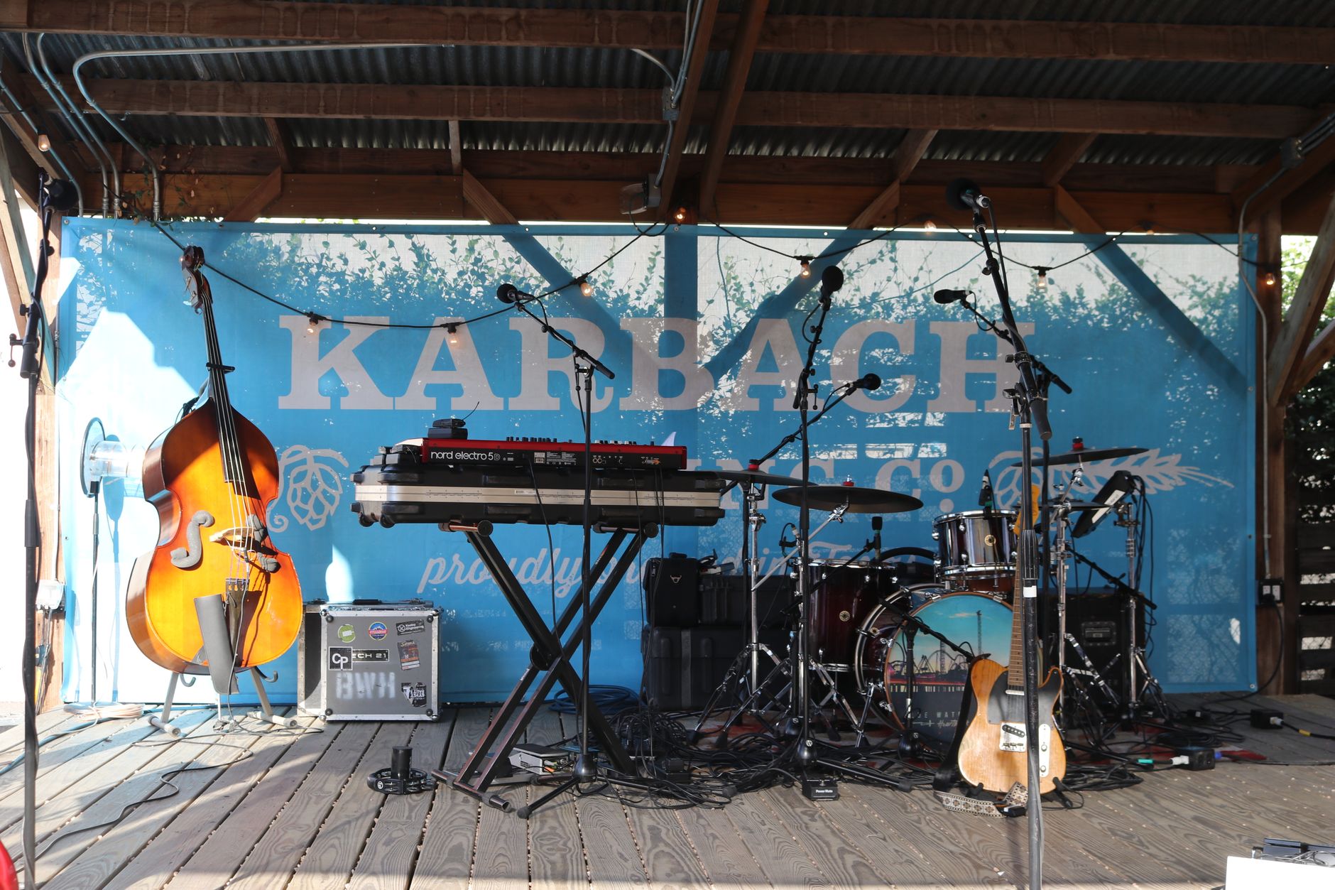 live music stage (Photo: ELEVATE / Pexels)