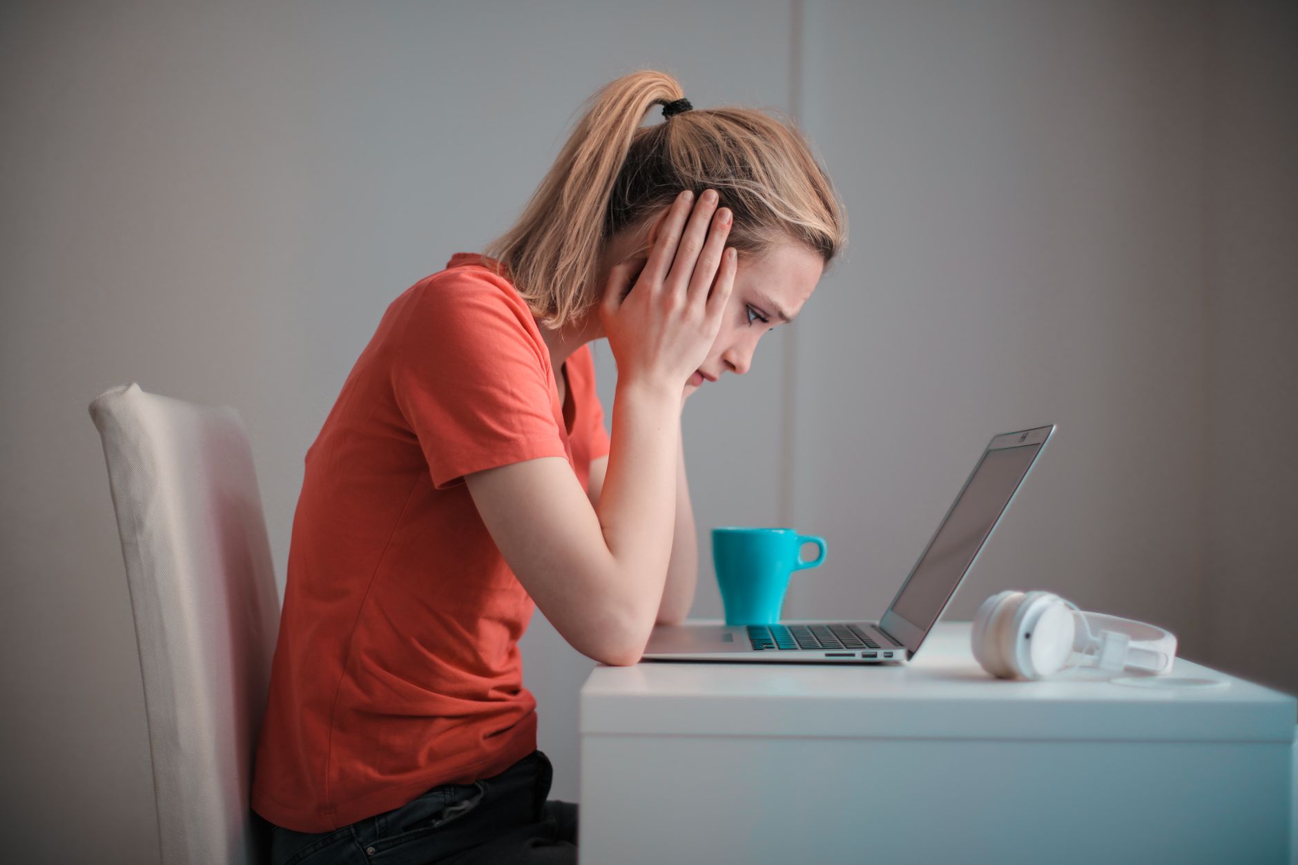 musician worried laptop desk (Photo: Andrea Piacquadio / Pexels)