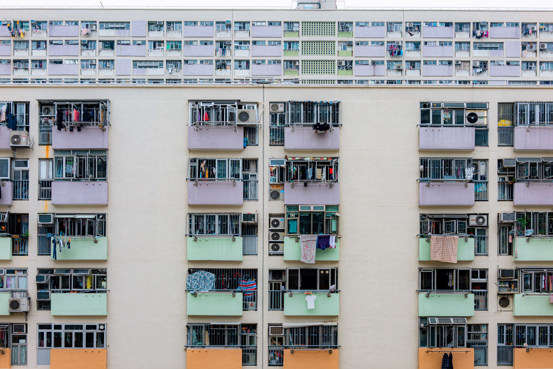 apartment building hand (Photo: Gije Cho / Pexels)