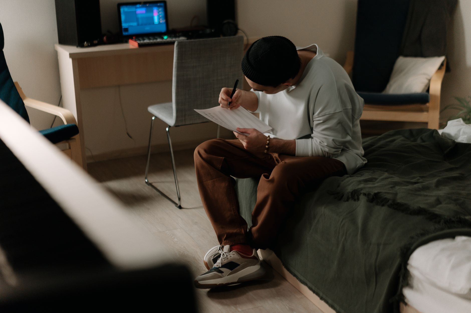 songwriter english notebook (Photo: cottonbro studio / Pexels)