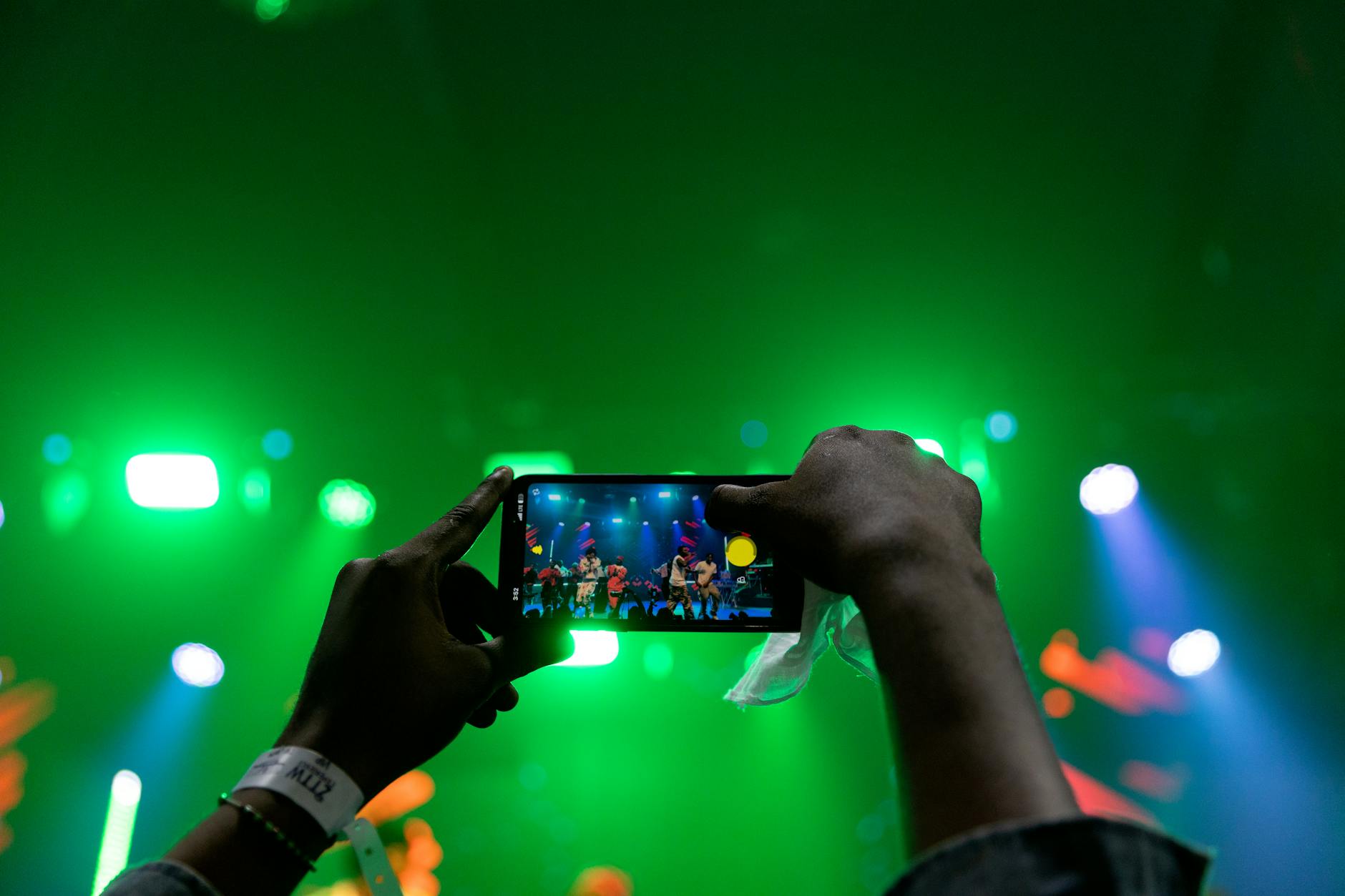 smartphone social media musician hand (Photo: Mustapha Damilola / Pexels)