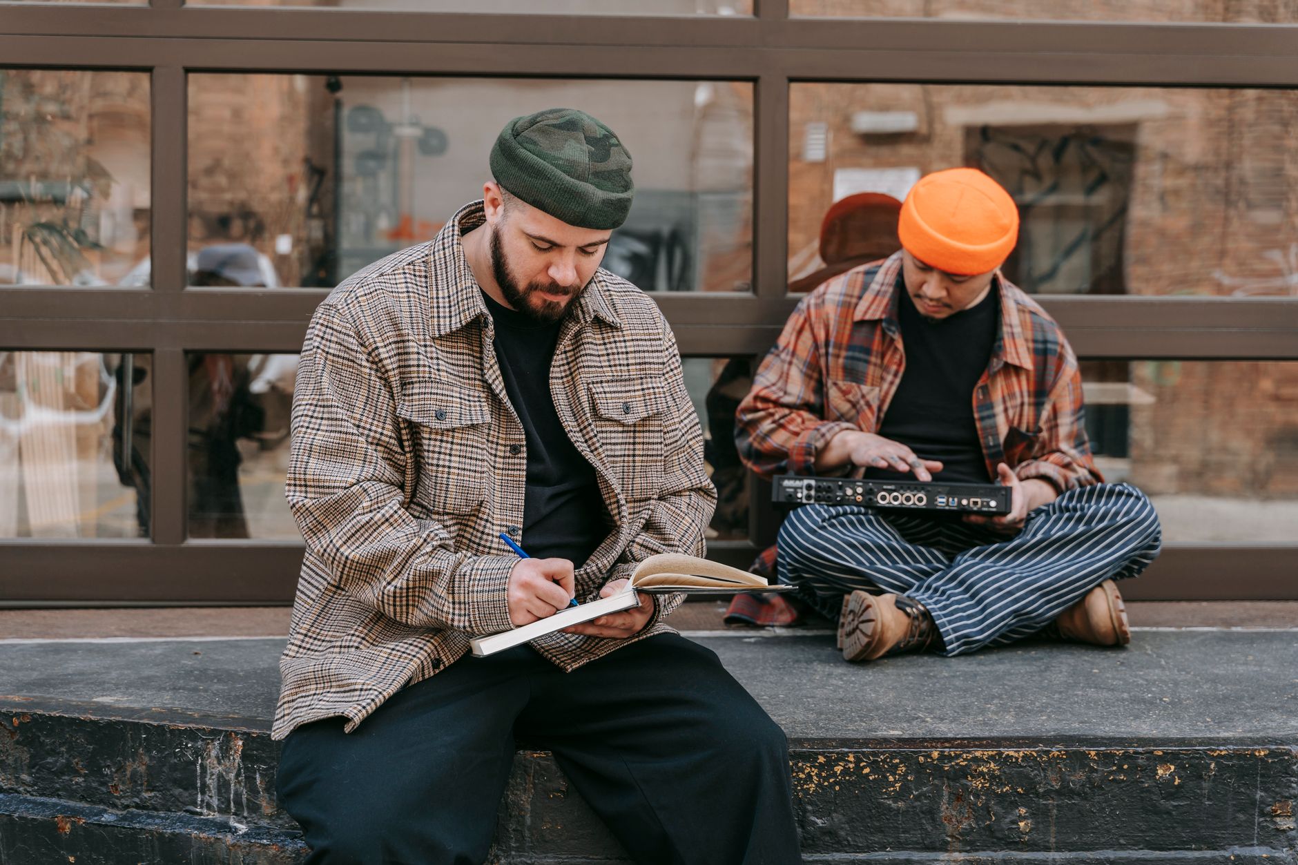musician humming notebook (Photo: Anna Pou / Pexels)