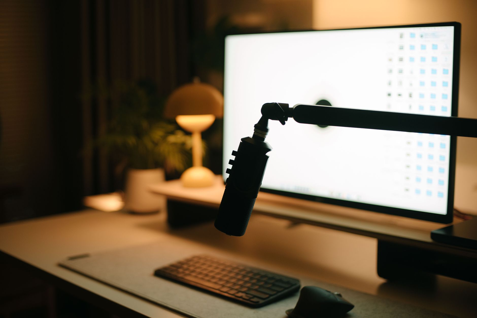 home studio warm light (Photo: Alpha En / Pexels)