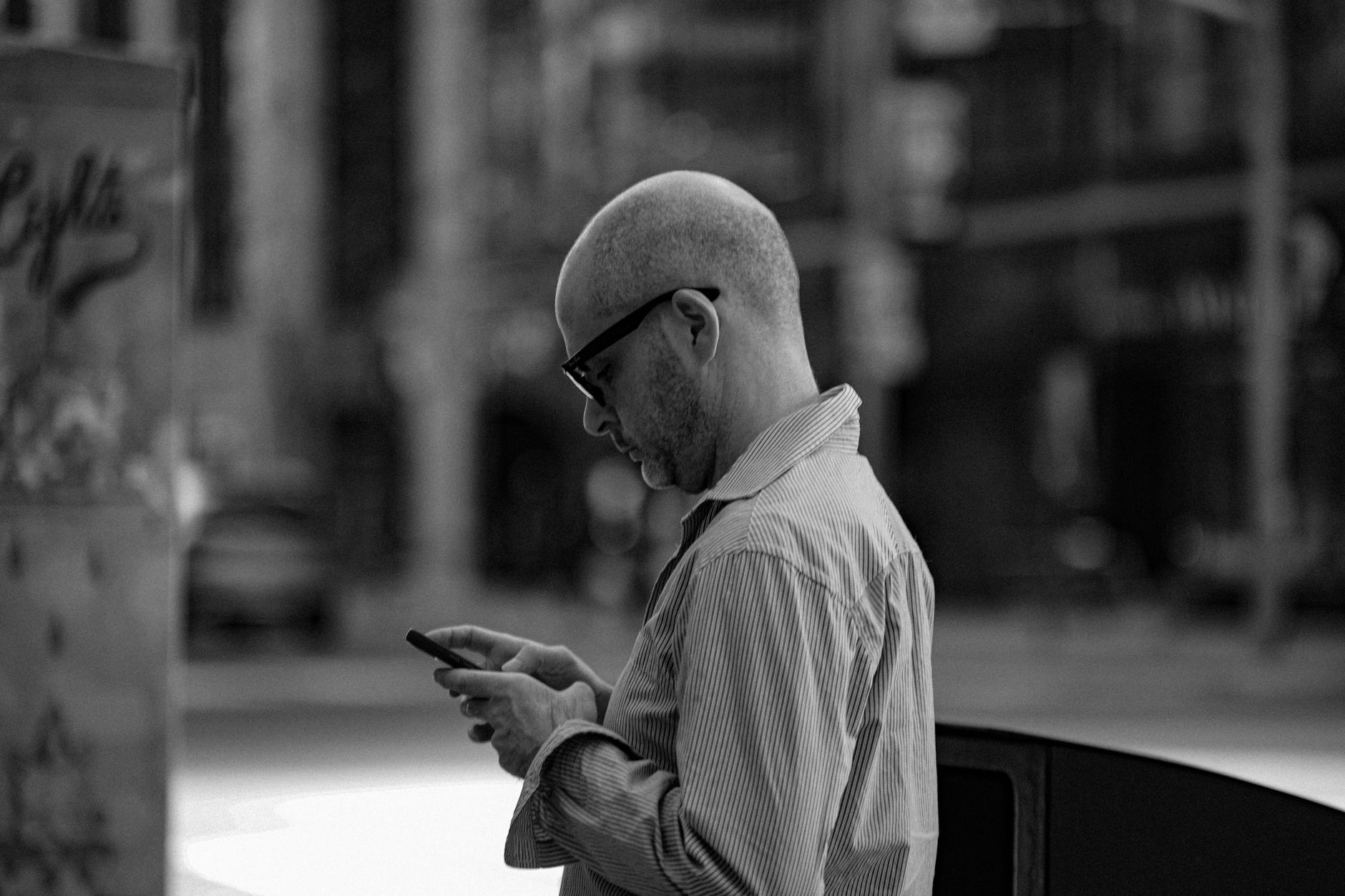 smartphone artist profile (Photo: Olanma Etigwe-uwa / Pexels)