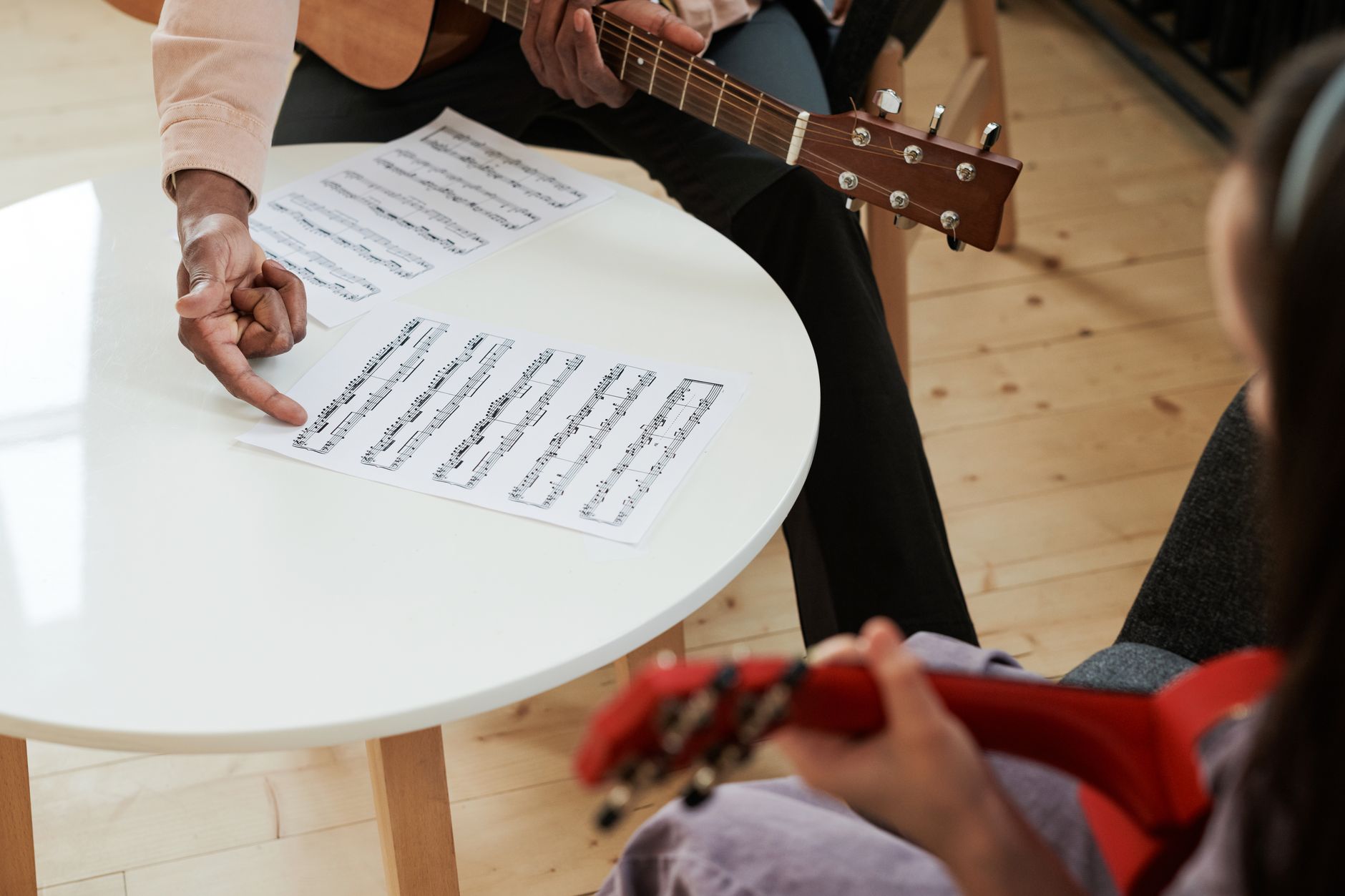 setlist guitar pick paper (Photo: Boris Pavlikovsky / Pexels)
