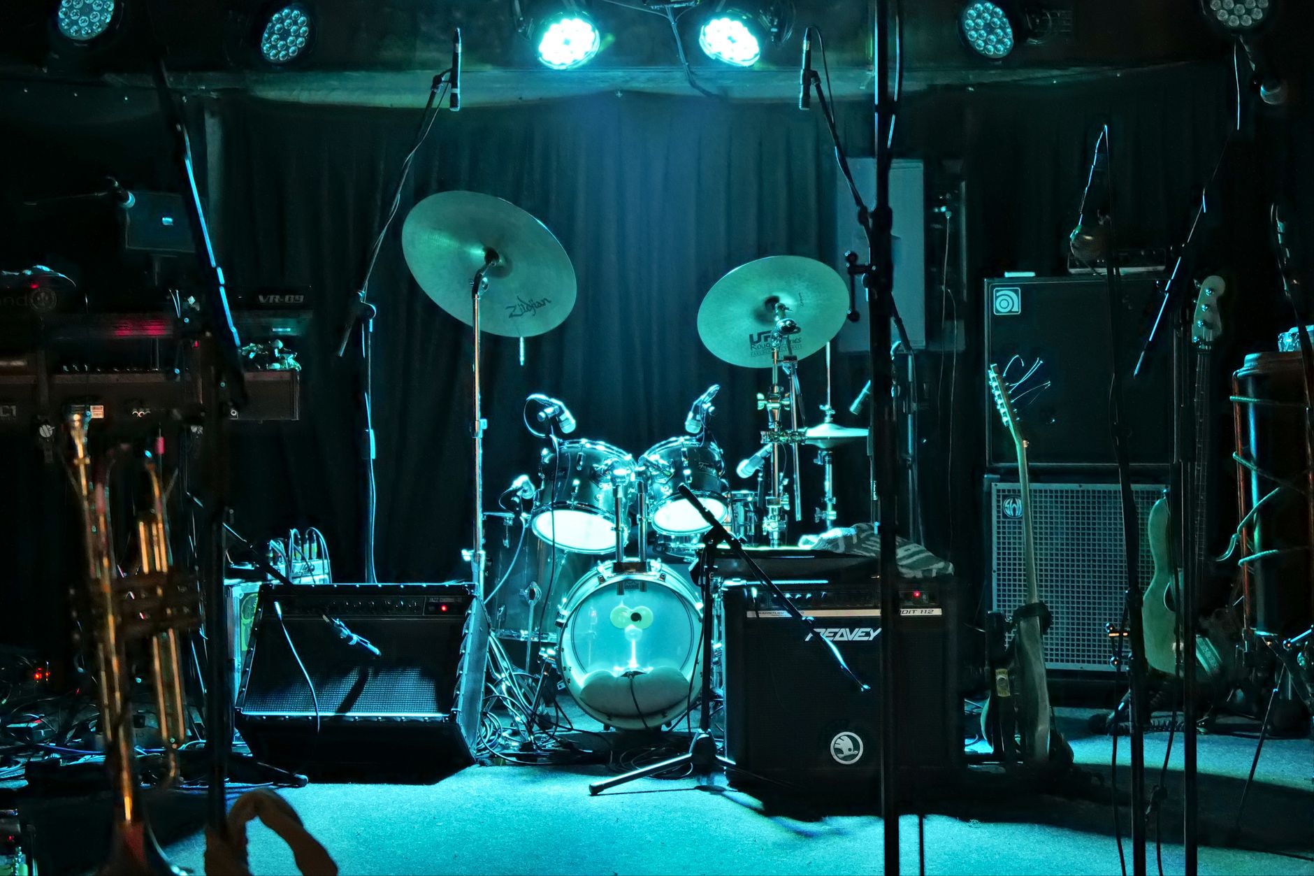 microphone stand venue (Photo: Sašo Vukadinović / Pexels)