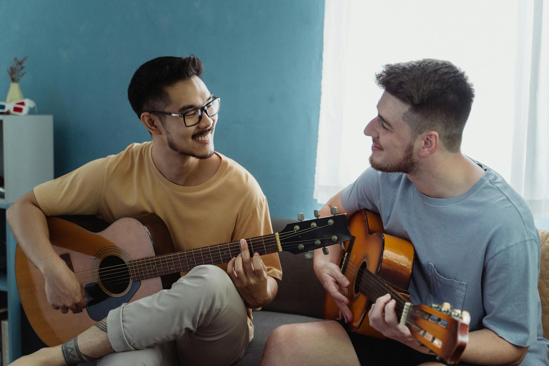 musician guitar warm home (Photo: Ketut Subiyanto / Pexels)