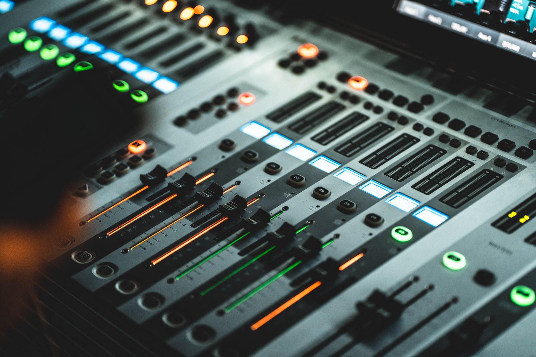 audio mixer console (Photo: Clam Lo / Pexels)