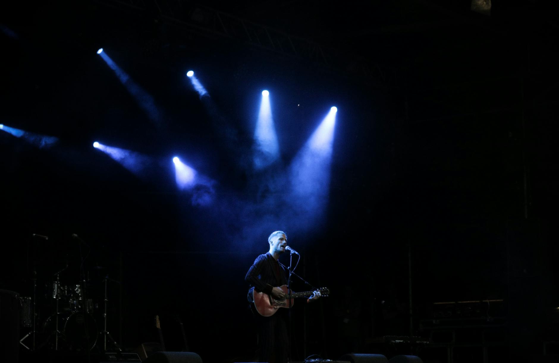 concert spotlight musician stage (Photo: Sebastiaan Stam / Pexels)