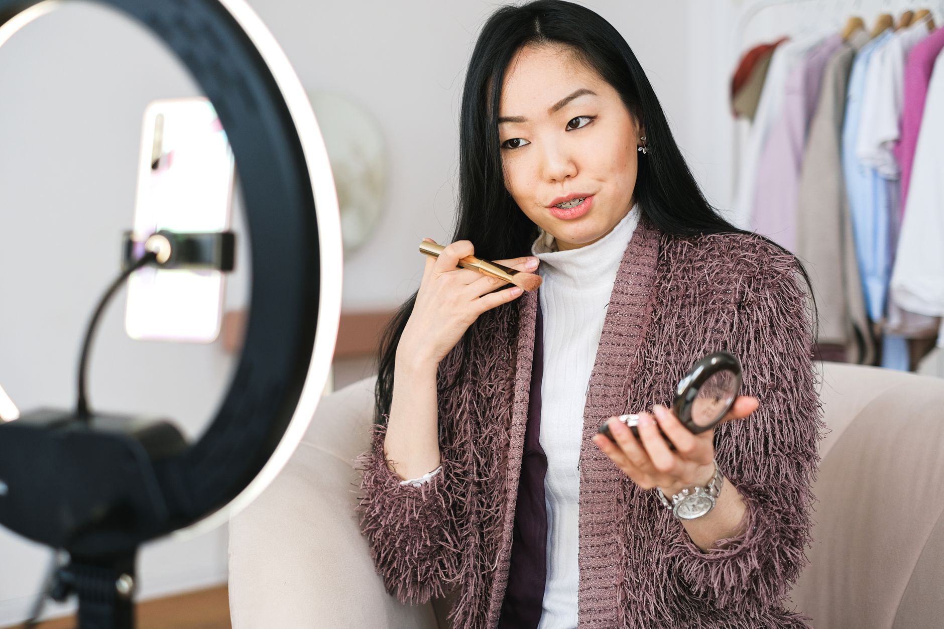 smartphone tripod ring light (Photo: Anna Shvets / Pexels)