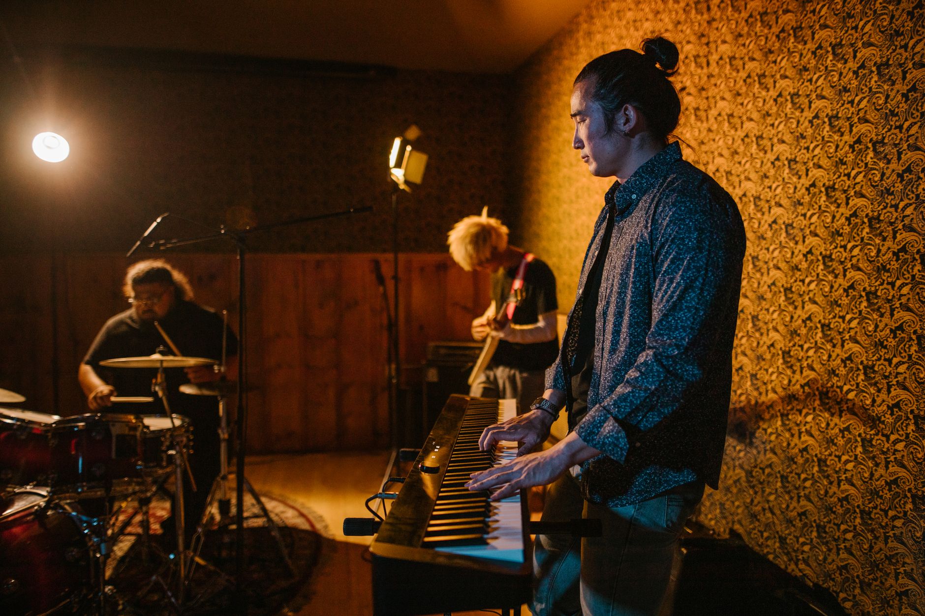 musician studio warm light (Photo: RDNE Stock project / Pexels)