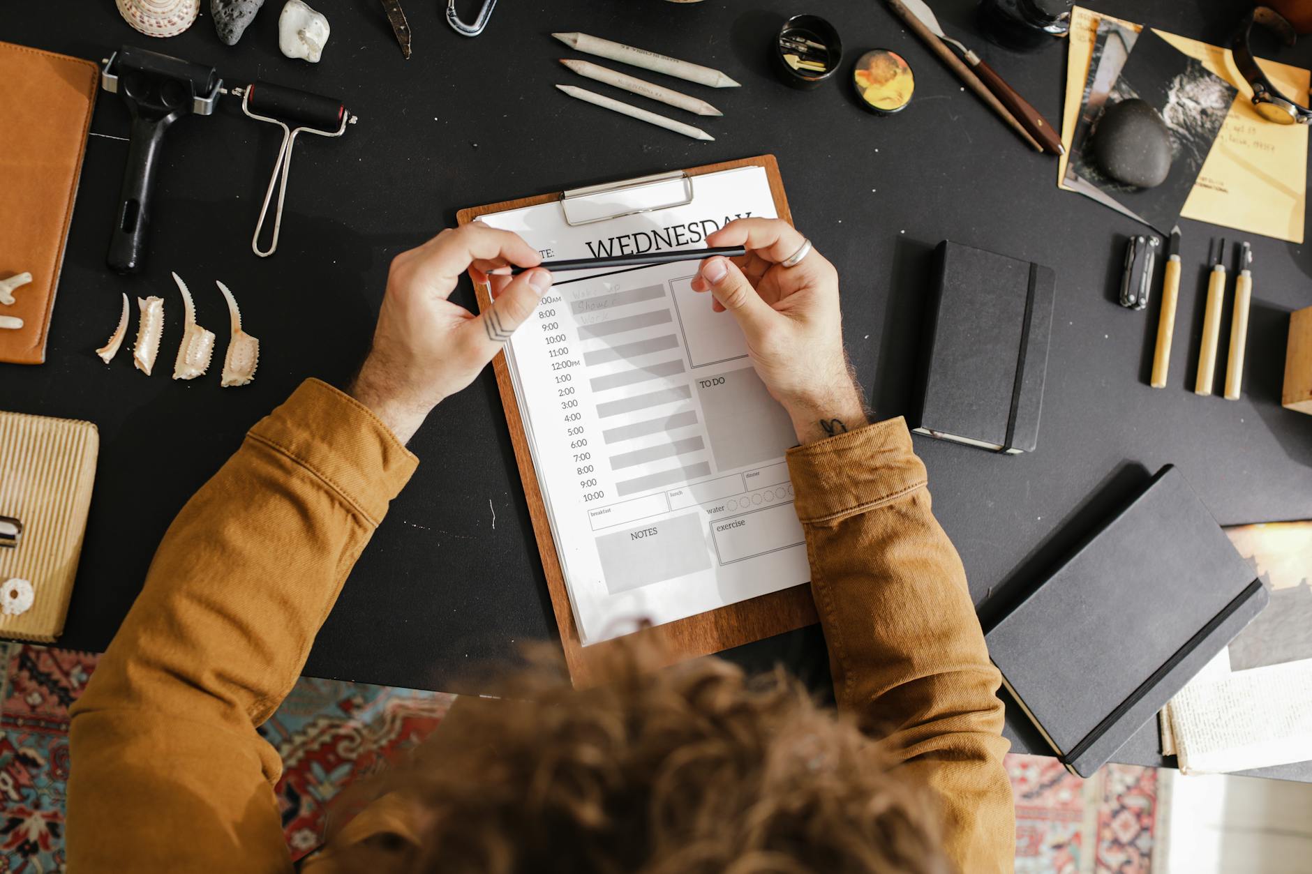 musician daily routine notebook (Photo: Ron Lach / Pexels)