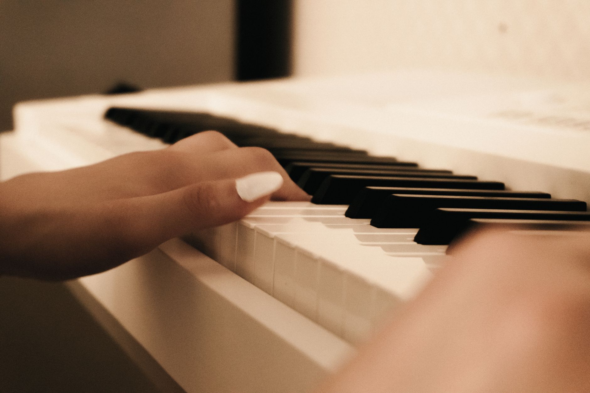 hands piano keyboard (Photo: Zulfugar Karimov / Pexels)