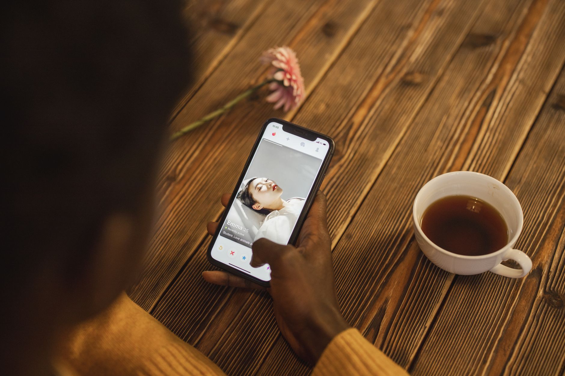smartphone profile screen musician (Photo: cottonbro studio / Pexels)