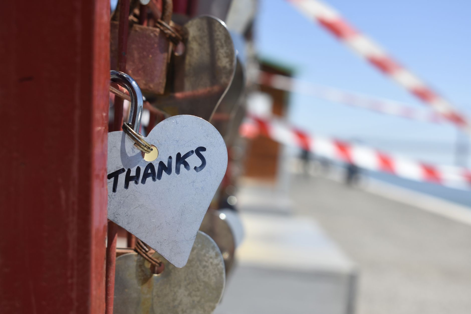 thank you note heart (Photo: Marcus Wöckel / Pexels)