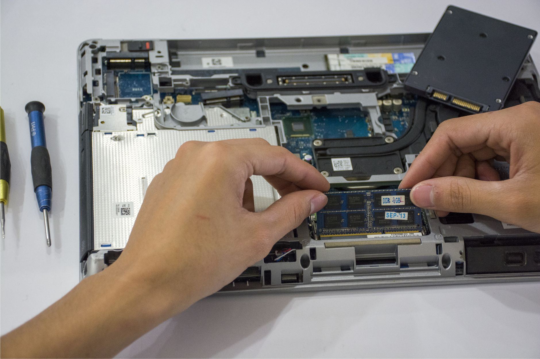 laptop downloading install (Photo: Elias Gamez / Pexels)
