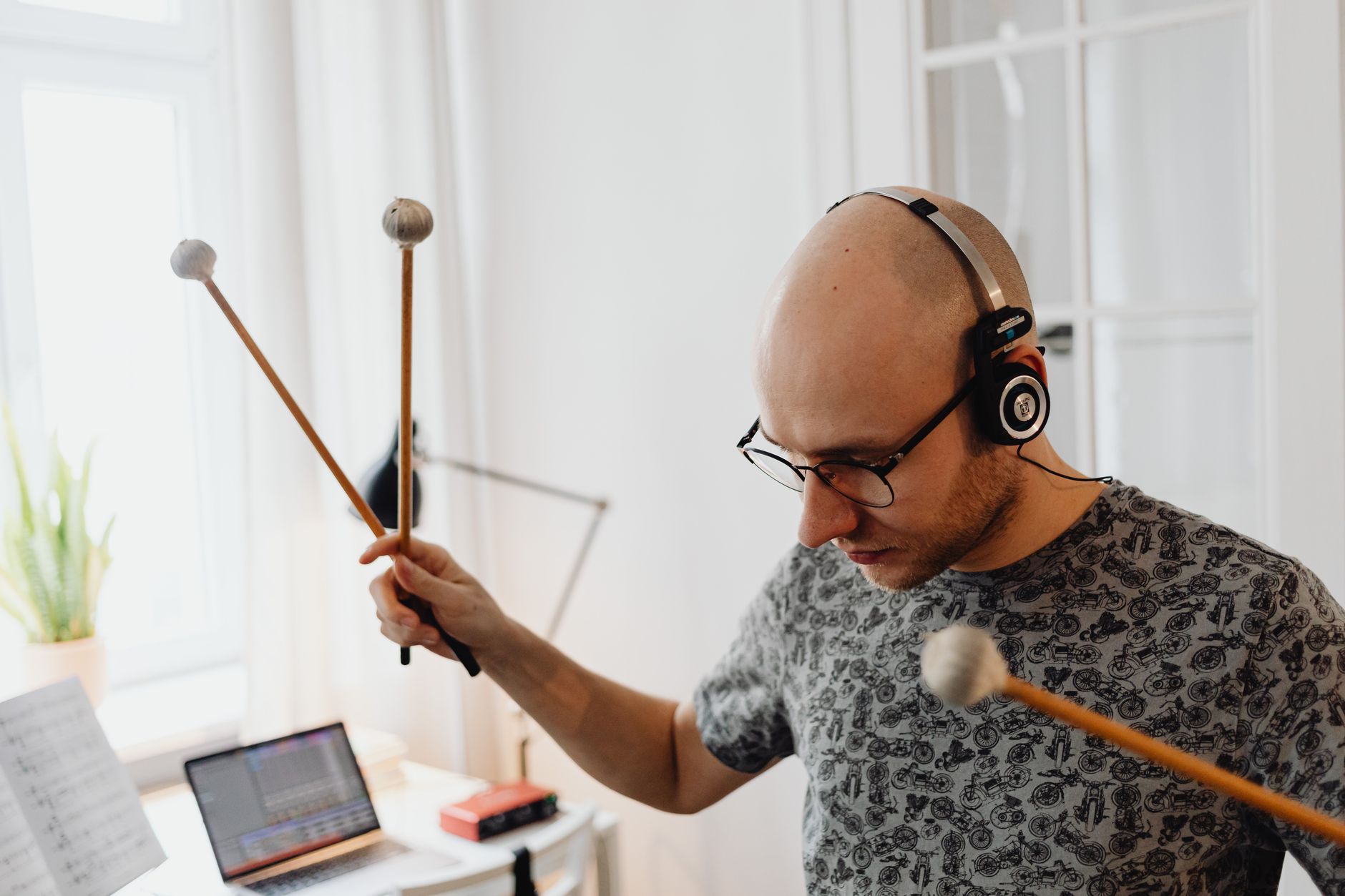 headphones laptop musician analyzing (Photo: www.kaboompics.com / Pexels)