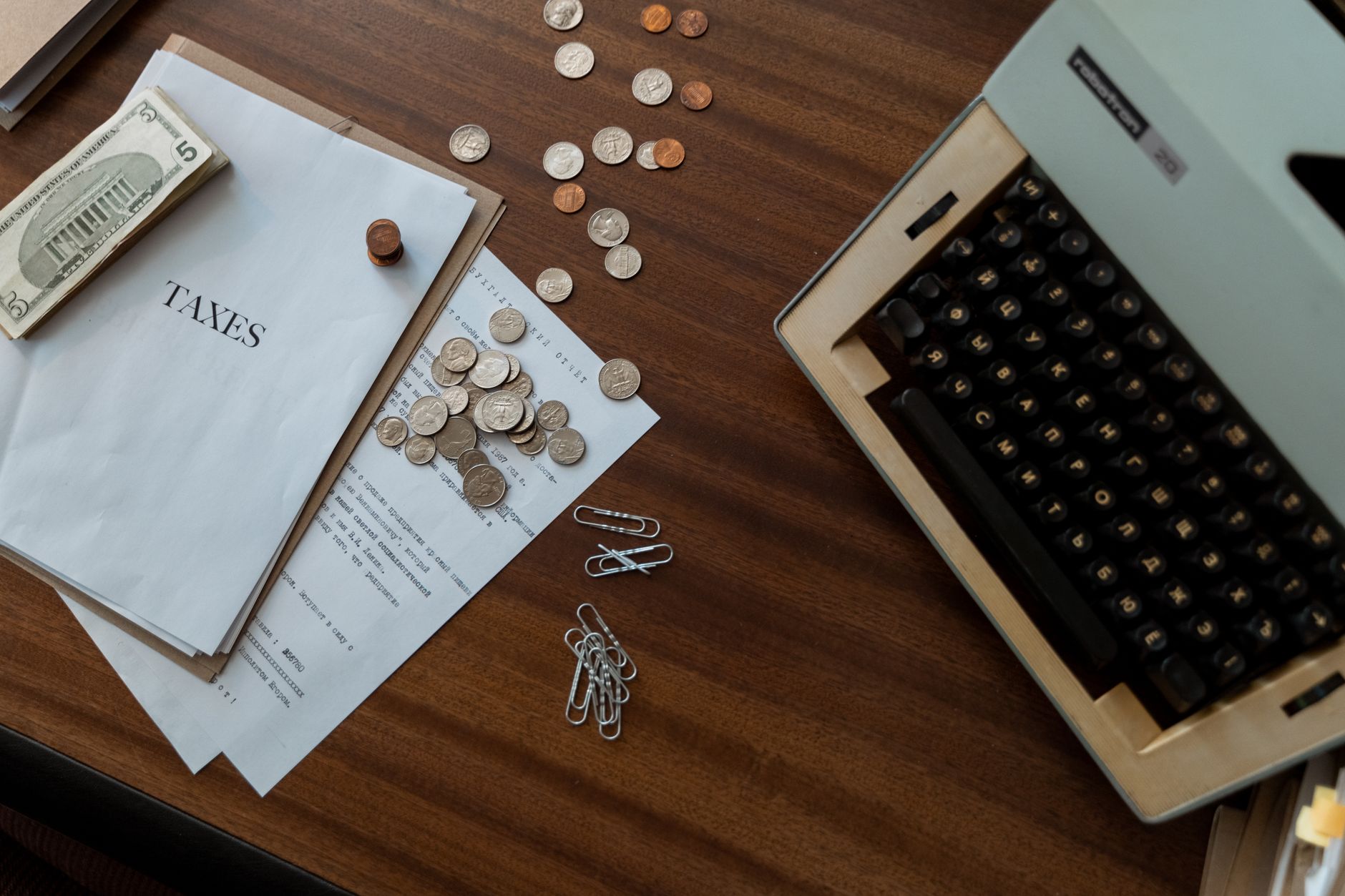 musician desk tax paper (Photo: MART PRODUCTION / Pexels)