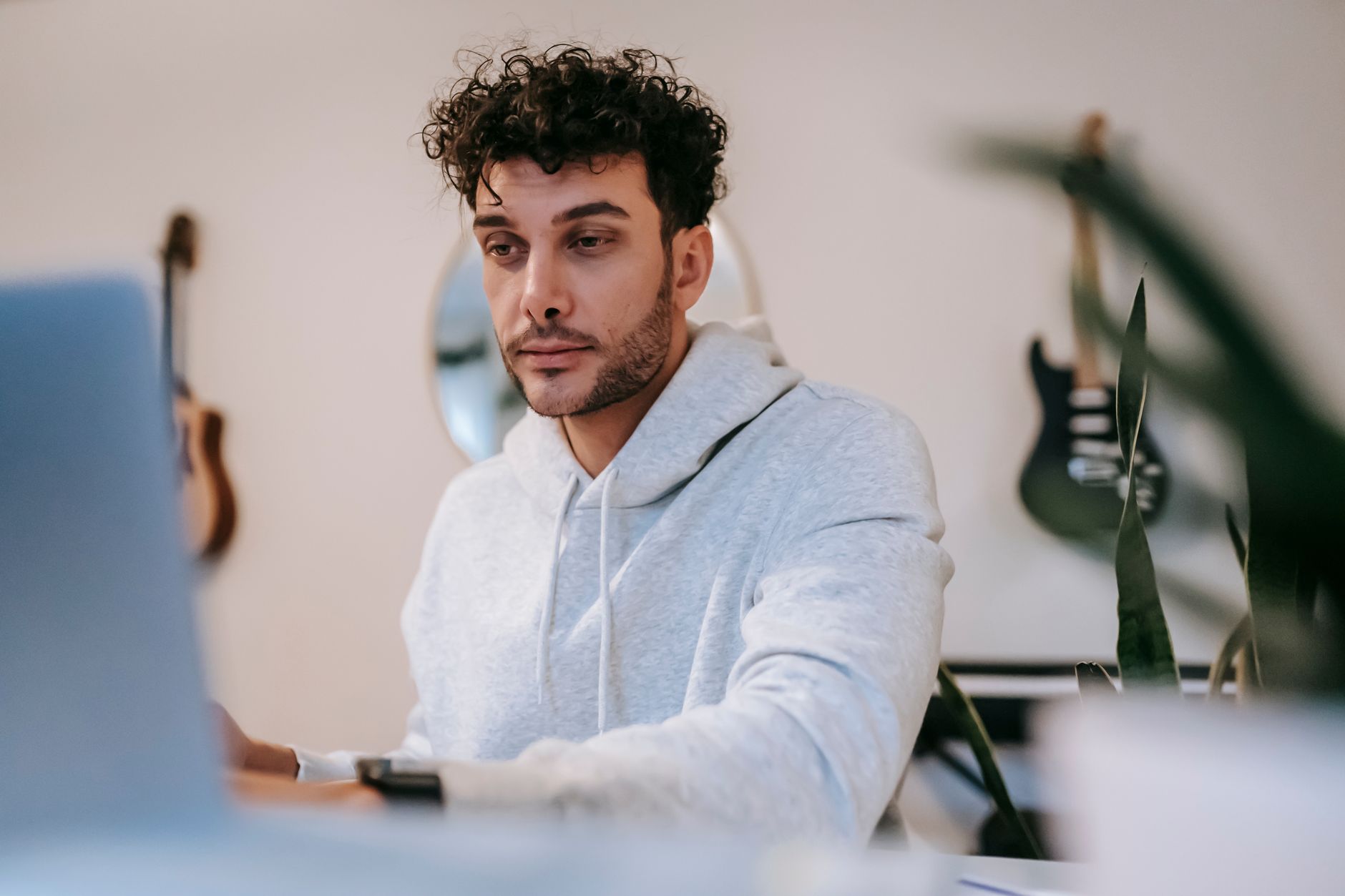 musician serious office work (Photo: William Fortunato / Pexels)
