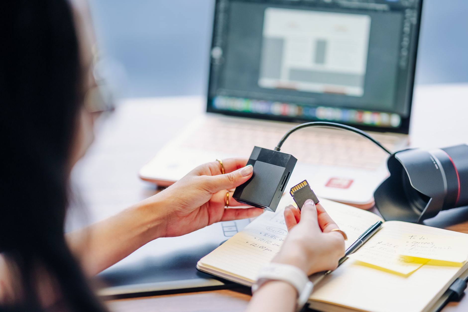 laptop photo transfer (Photo: Julio Lopez / Pexels)
