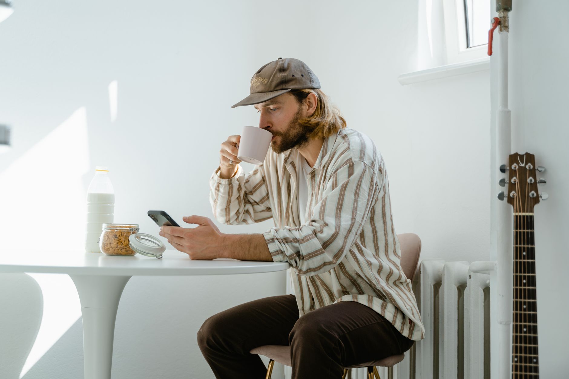 musician phone creative warm (Photo: MART  PRODUCTION / Pexels)