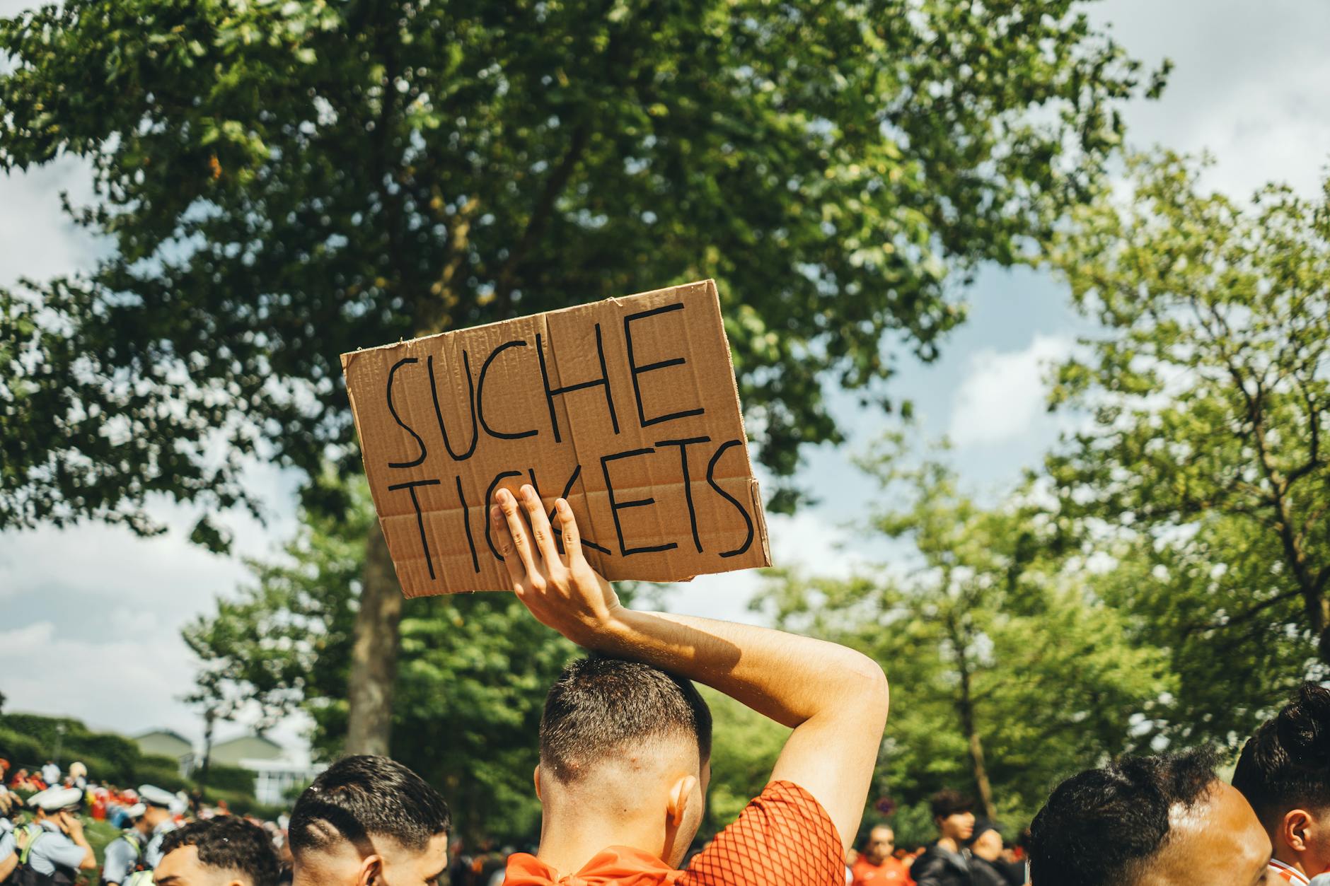 ticket fans musician laptop (Photo: Omar Ramadan / Pexels)