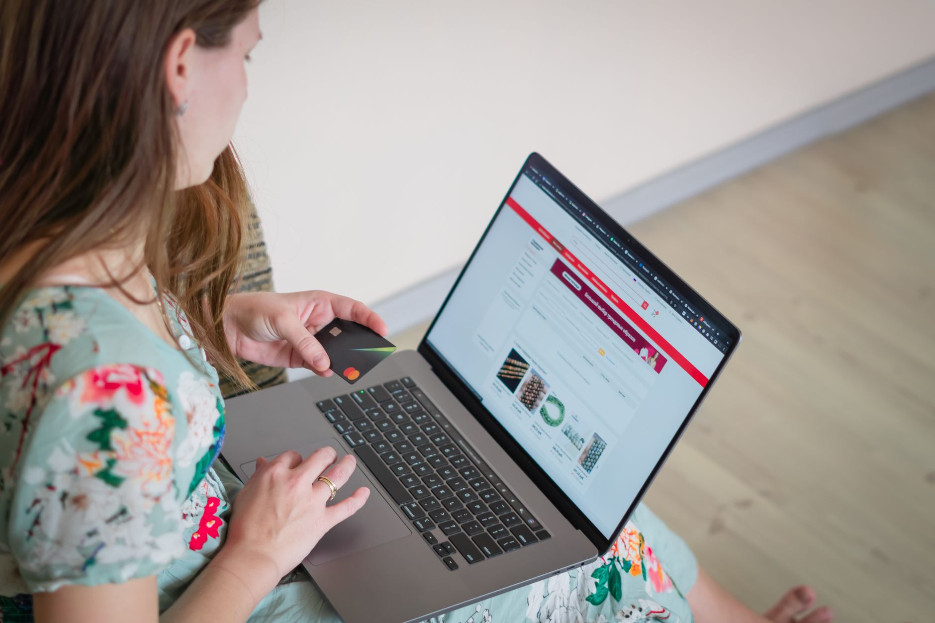 laptop online shop musician (Photo: Marcial Comeron / Pexels)
