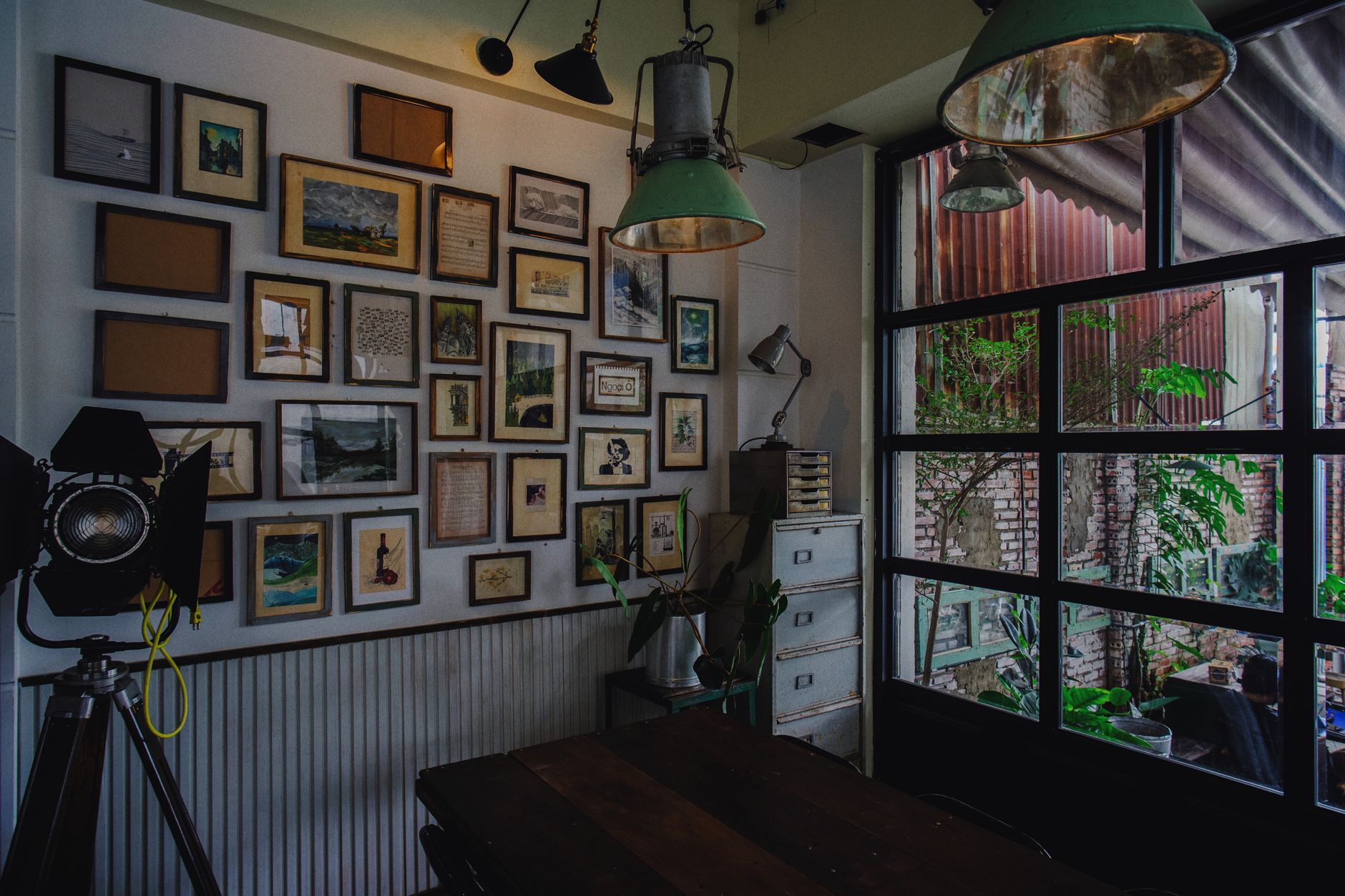 vintage studio warm light (Photo: Đan Thy Nguyễn Mai / Pexels)