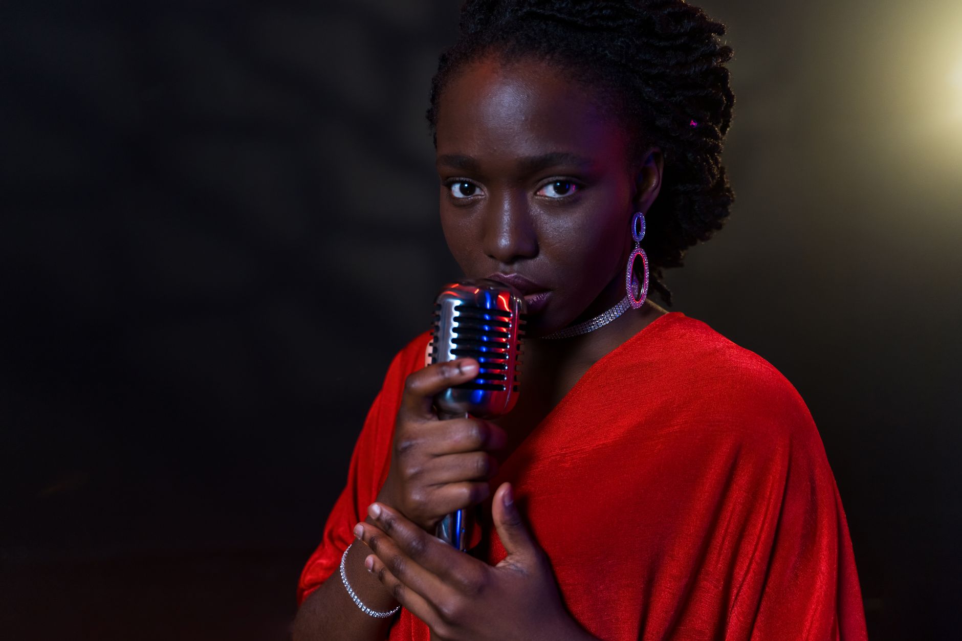 vocal coach singer hand (Photo: AI25.Studio AI GENERATIVE / Pexels)