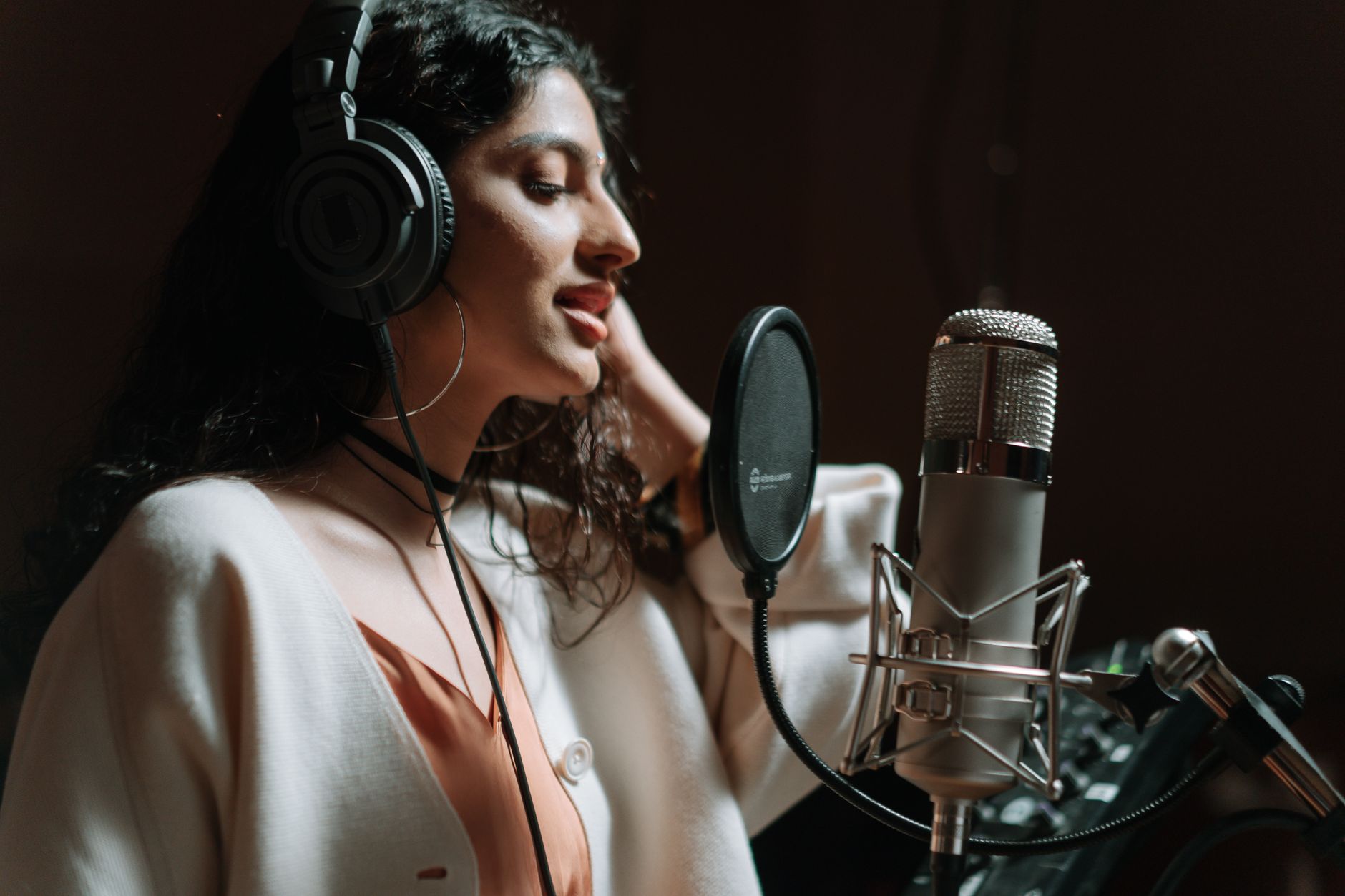 vocal effect plugin screen (Photo: cottonbro studio / Pexels)