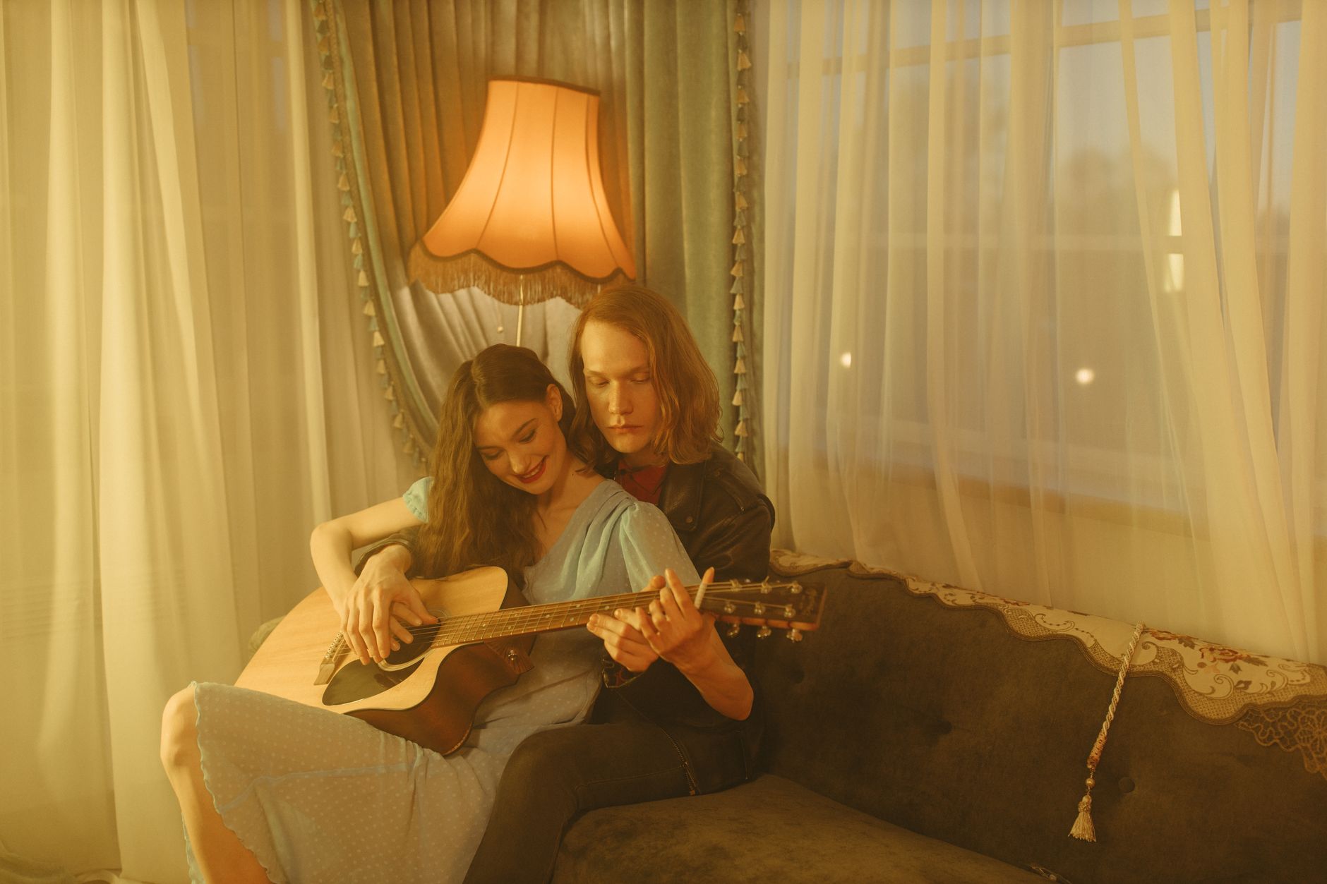 musician guitar warm light home (Photo: Yaroslav Shuraev / Pexels)