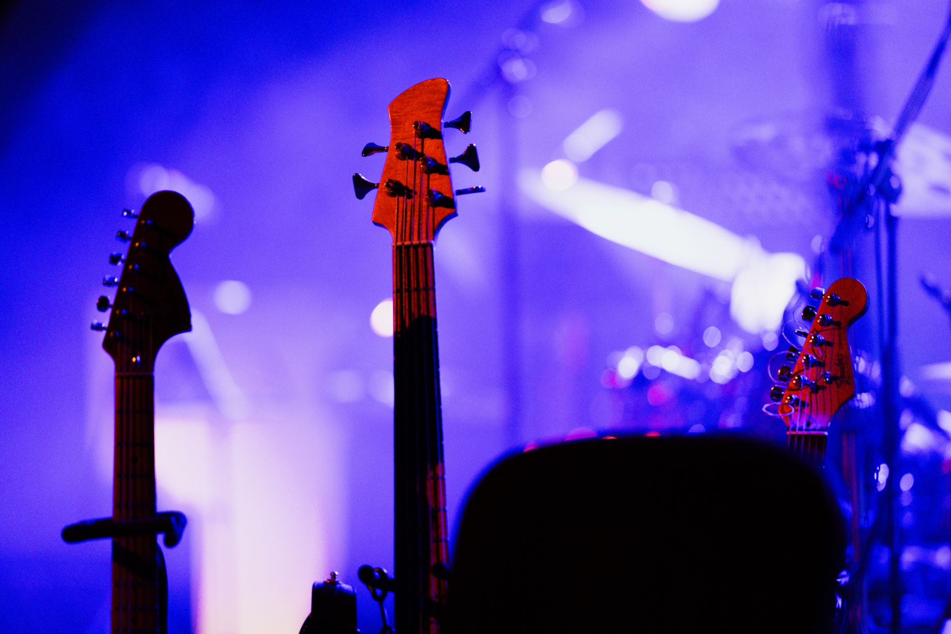 bass guitar warm light (Photo: K / Pexels)