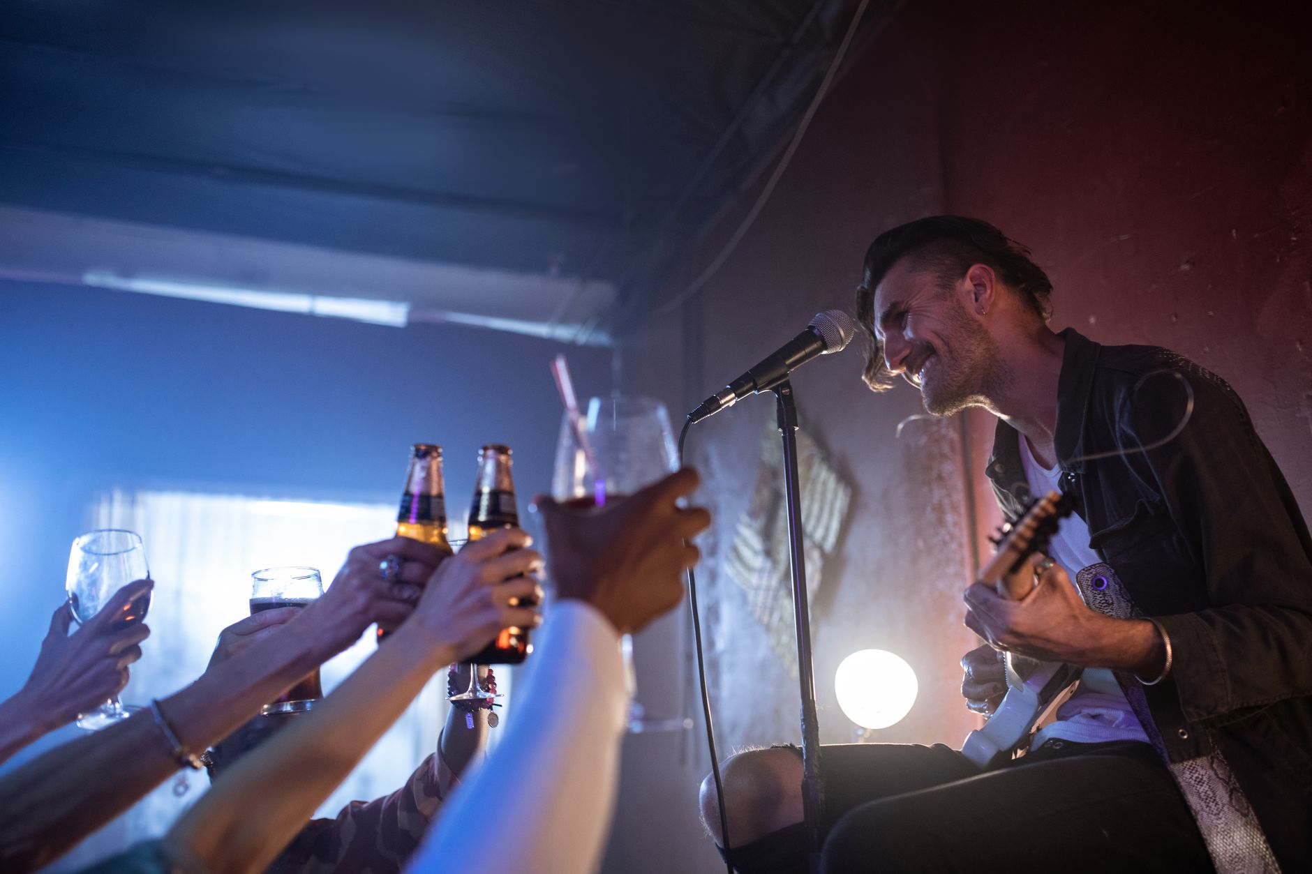 acoustic singer microphone (Photo: RDNE Stock project / Pexels)