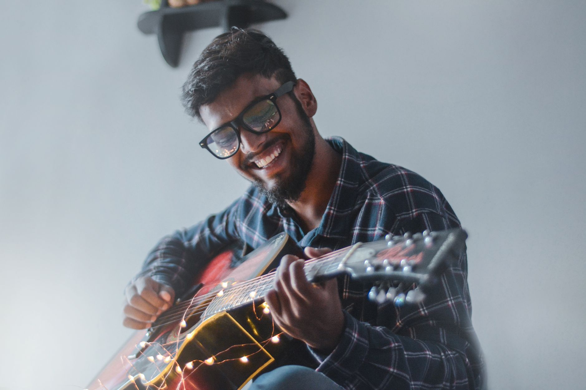 musician warm light home (Photo: Akshar Dave🌻 / Pexels)