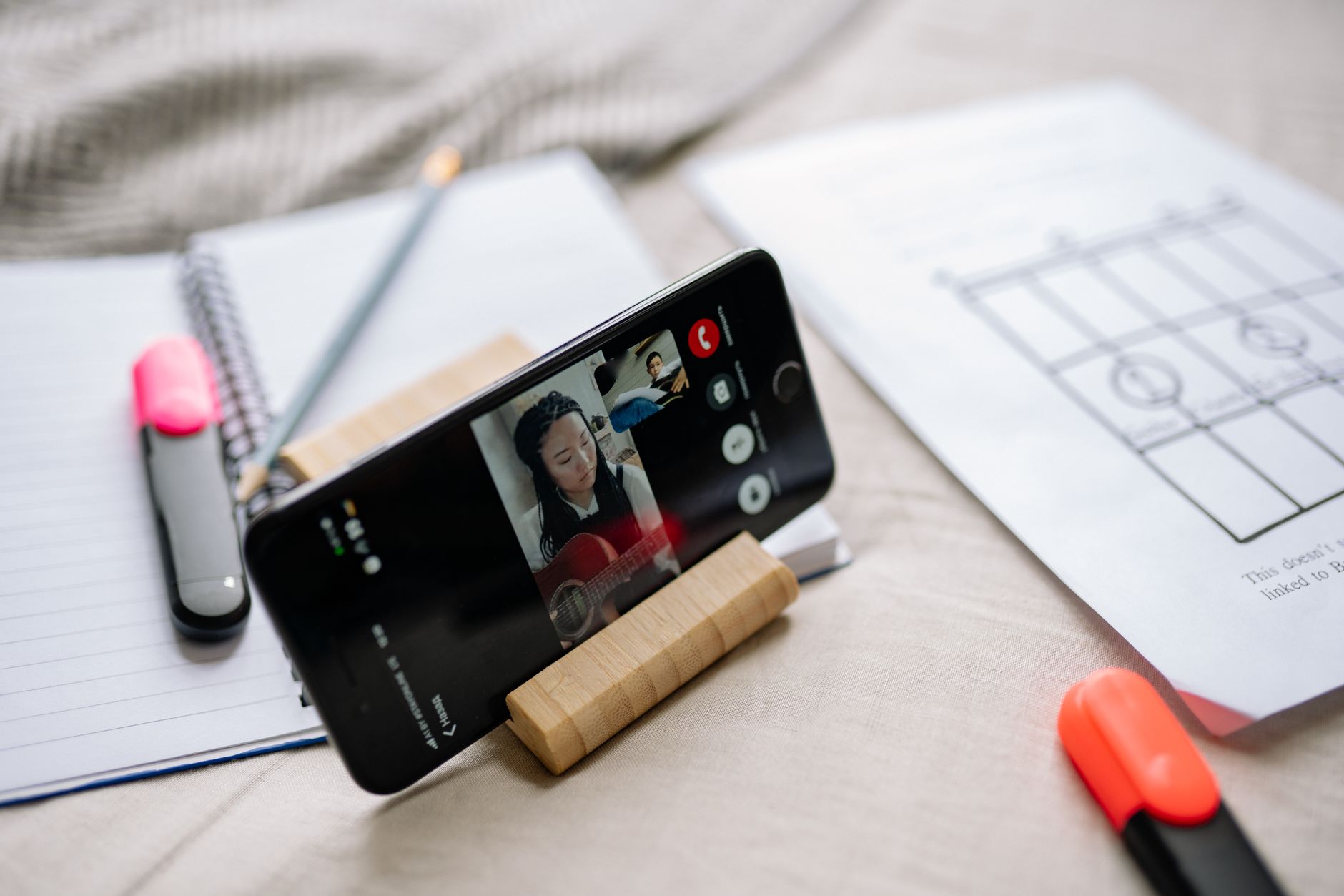 smartphone musician vertical video (Photo: Yan Krukau / Pexels)
