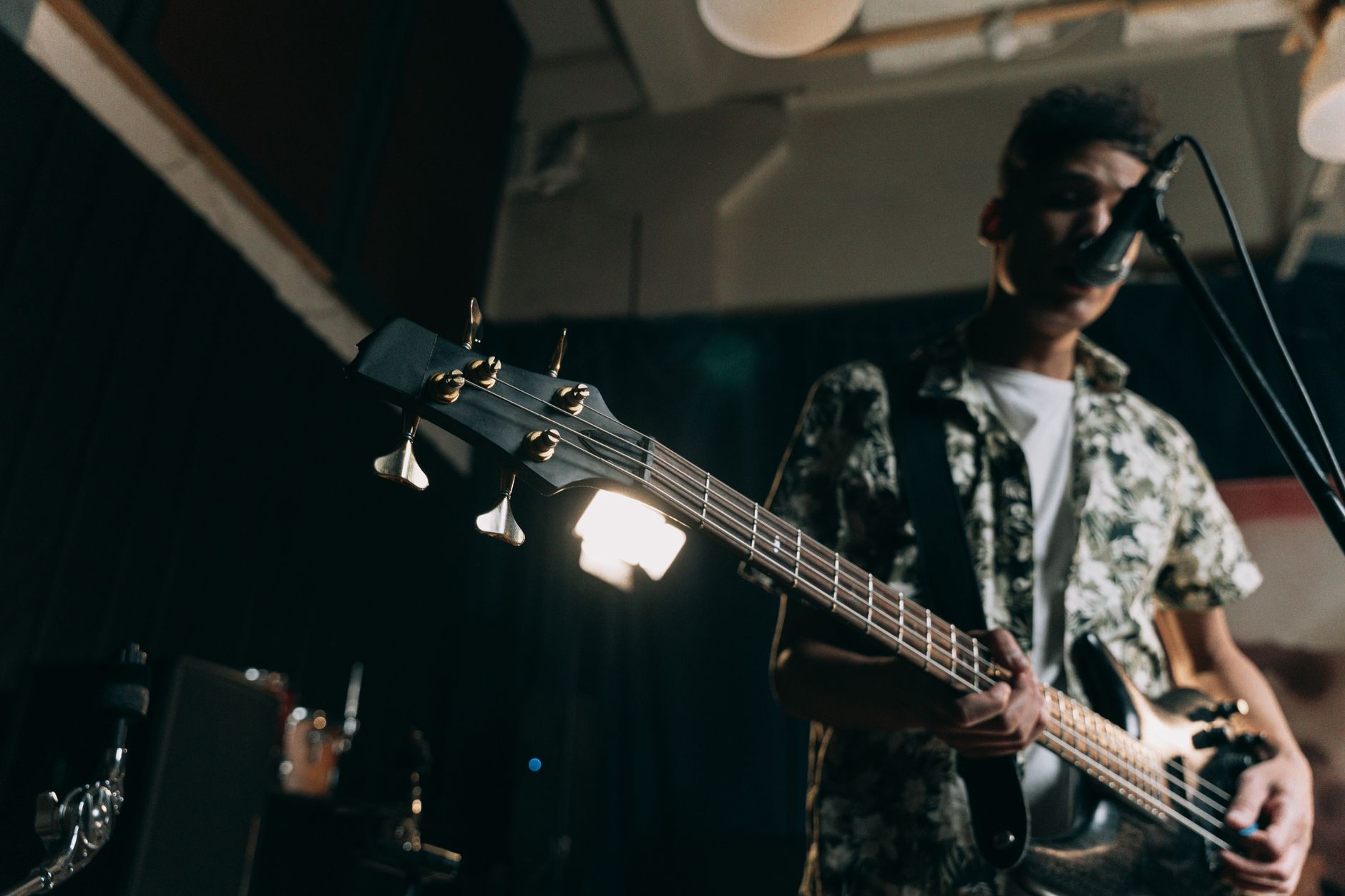 musicians warm light backstage (Photo: Ivan S / Pexels)