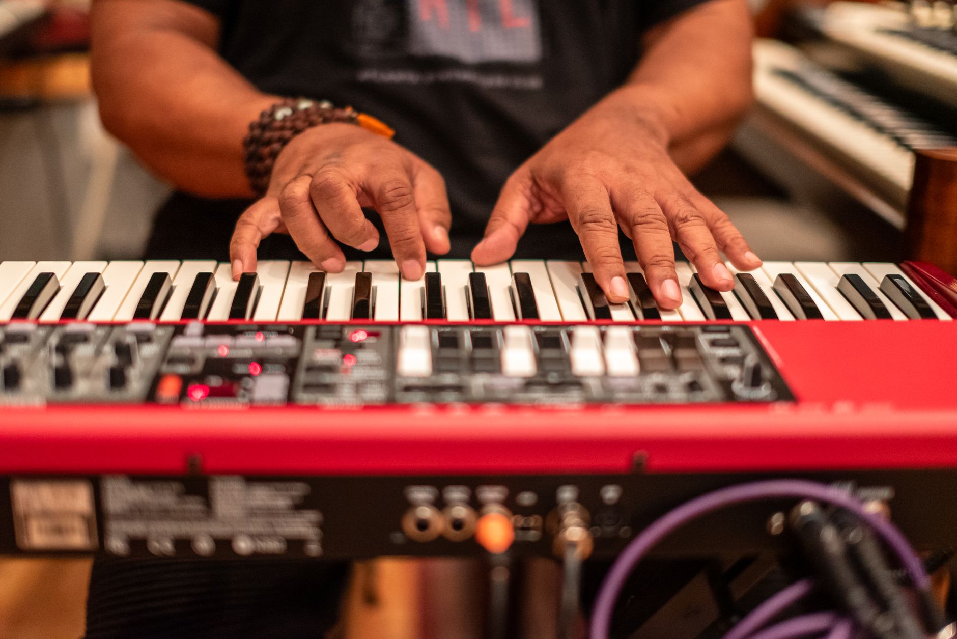 synthesizer studio musician (Photo: Dominik Gryzbon / Pexels)