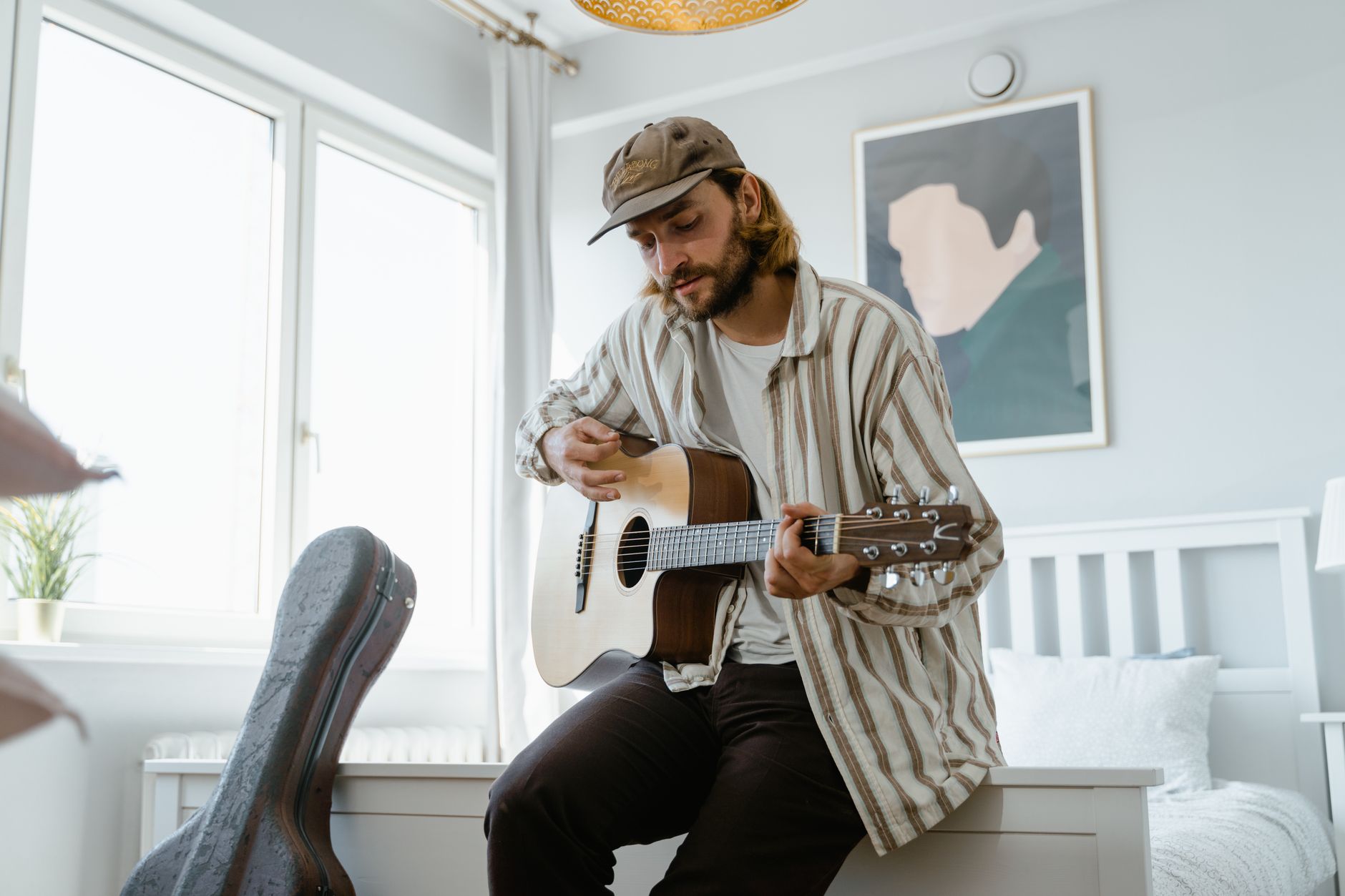 musician acoustic guitar window light (Photo: MART PRODUCTION / Pexels)