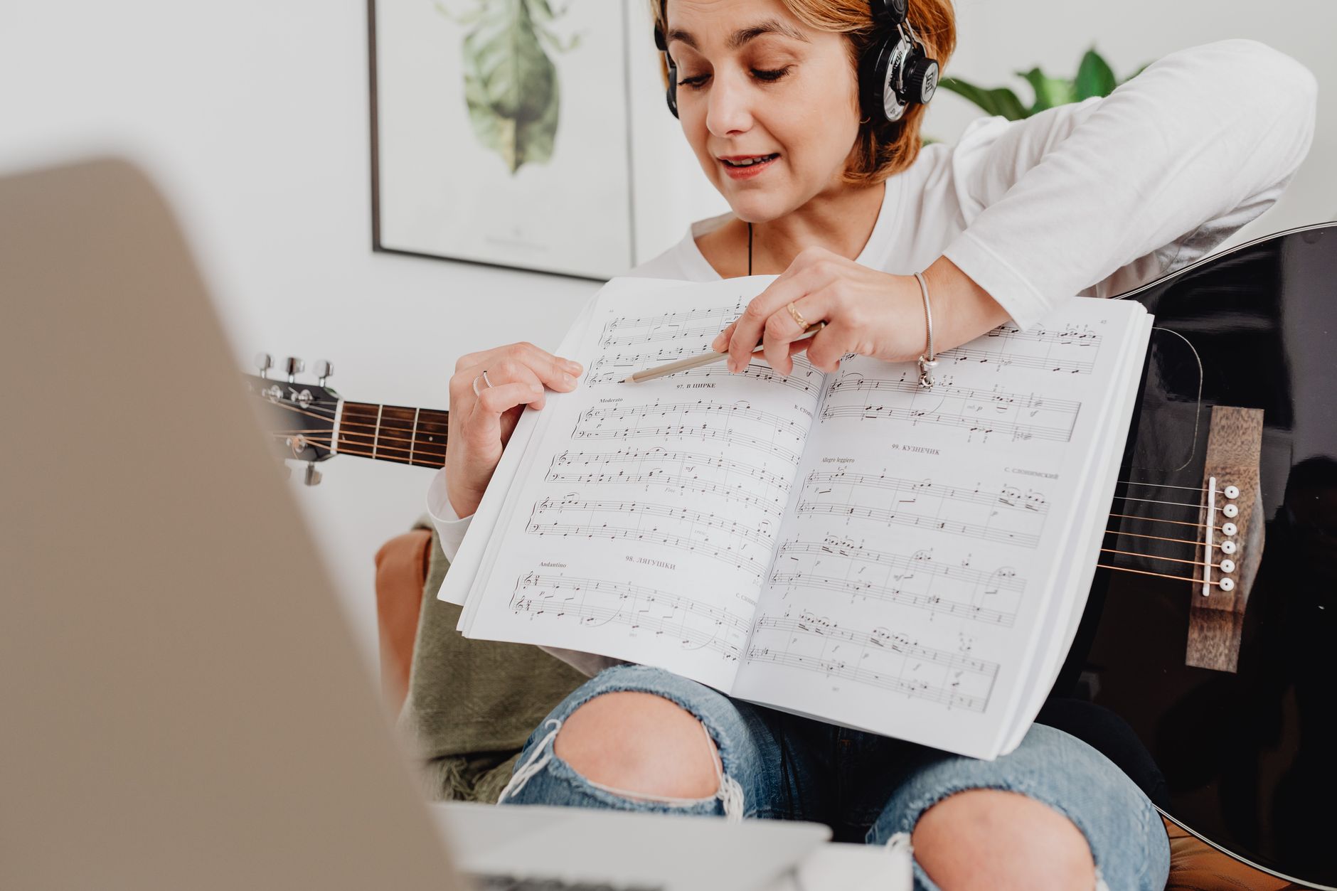 music theory book laptop (Photo: www.kaboompics.com / Pexels)