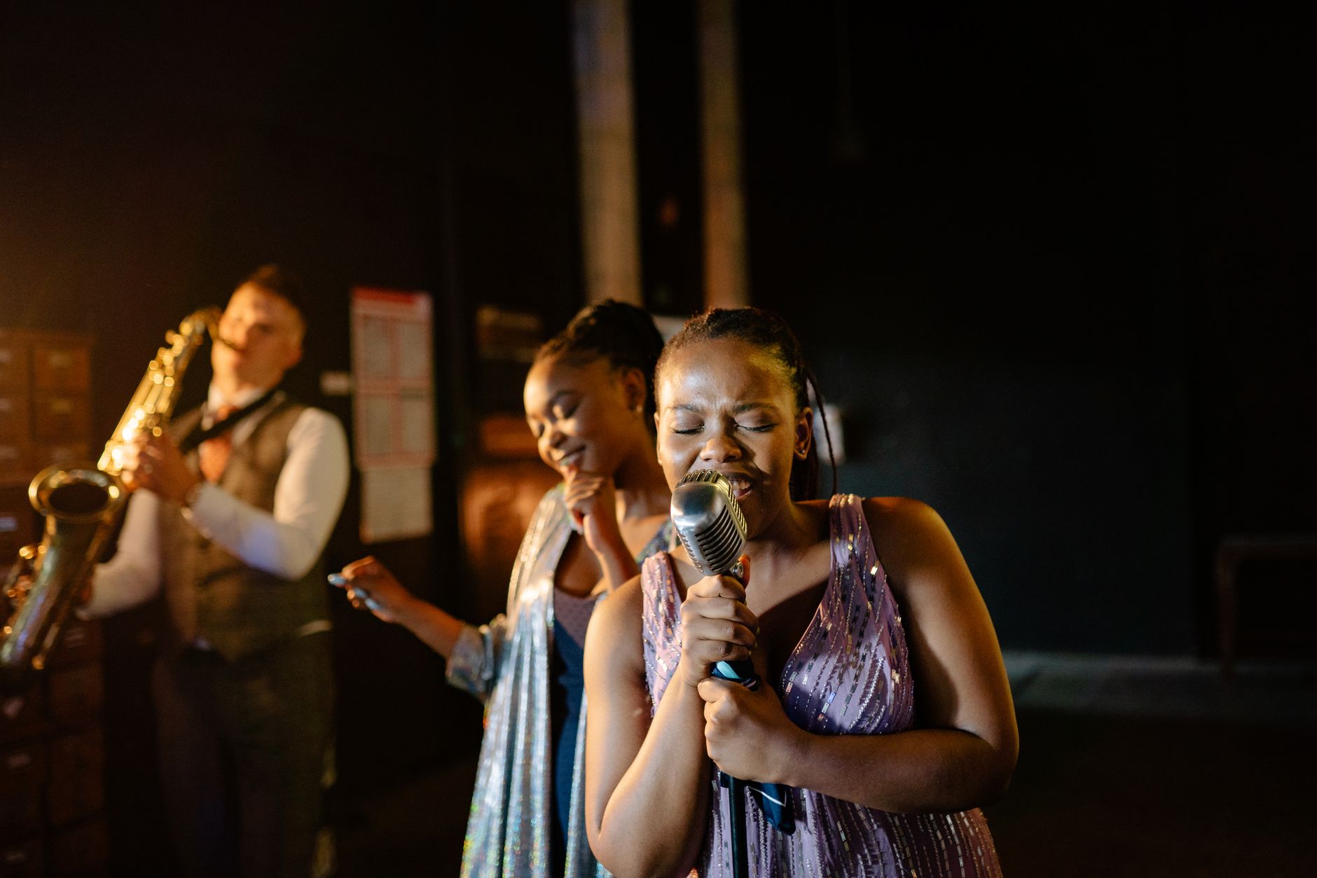 musicians backstage greeting (Photo: Yan Krukau / Pexels)