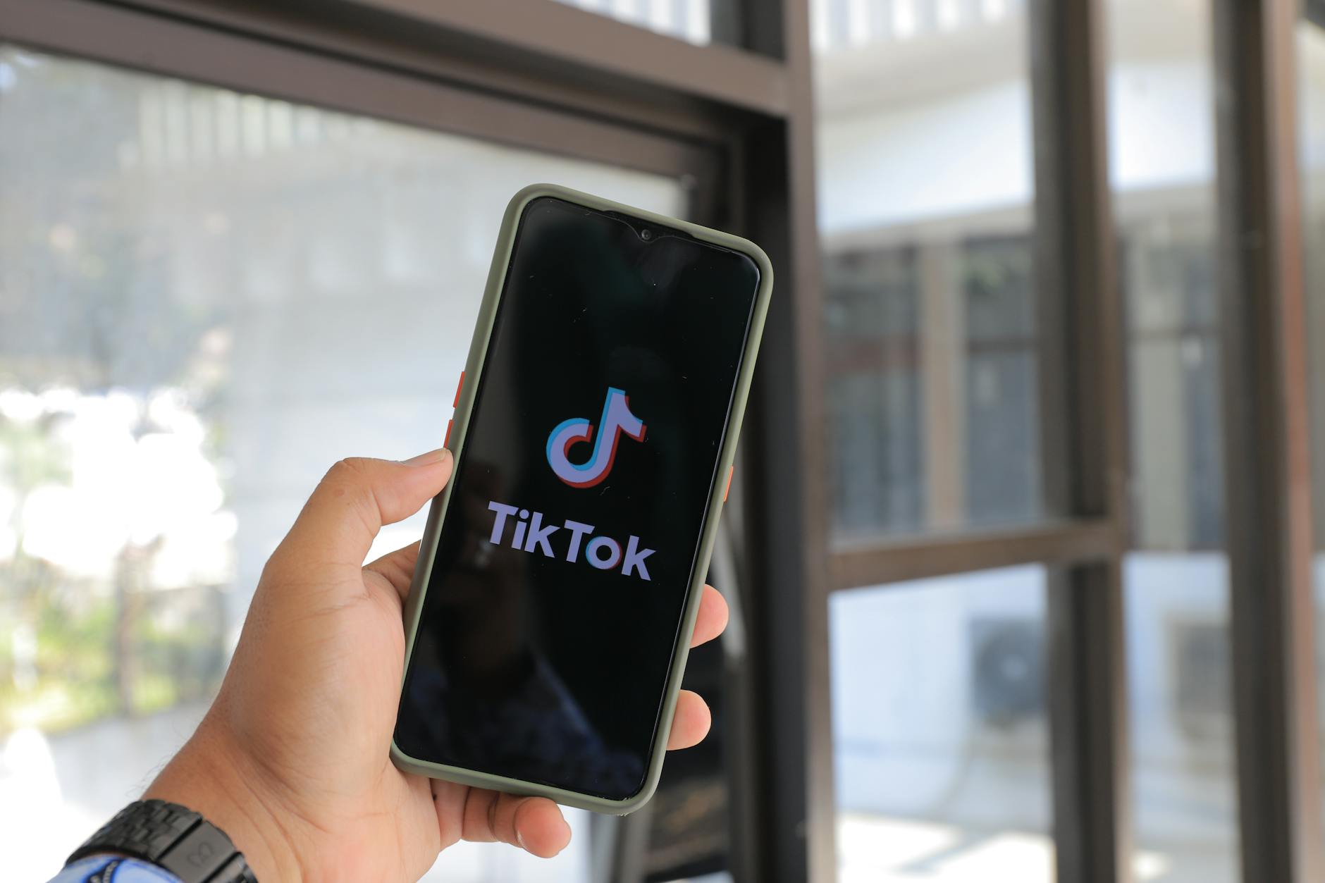 smartphone social media musician hand (Photo: greenwish _ / Pexels)