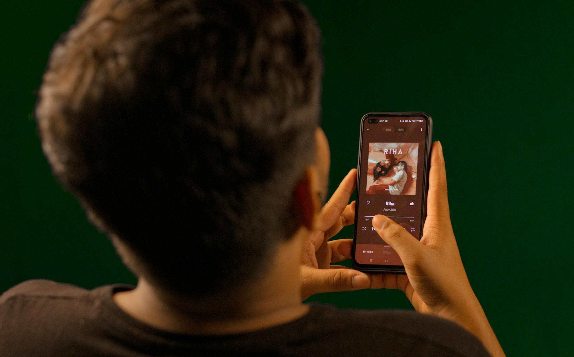 smartphone social media musician (Photo: Sanket Mishra / Pexels)