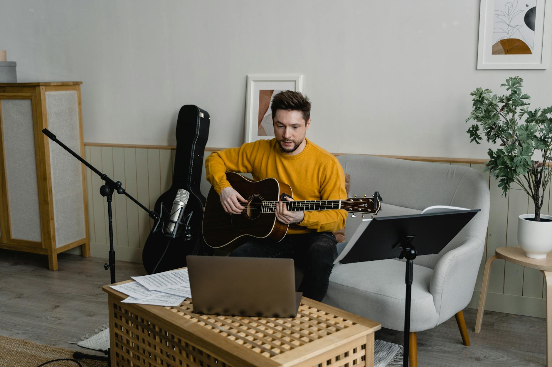 musician live streaming home studio (Photo: Tima Miroshnichenko / Pexels)