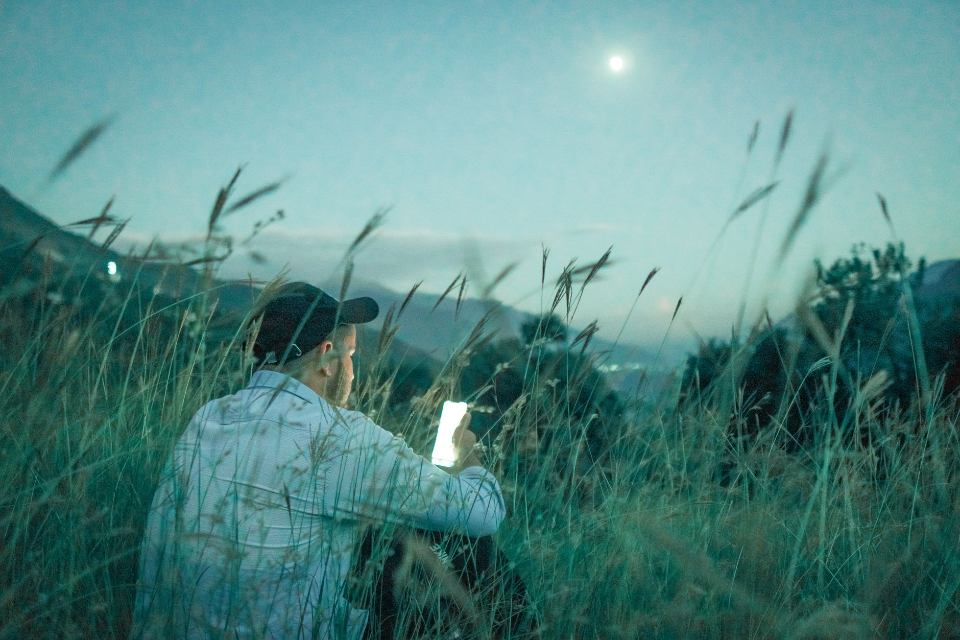 smartphone landscape nature musician (Photo: Yassir Abbas / Pexels)