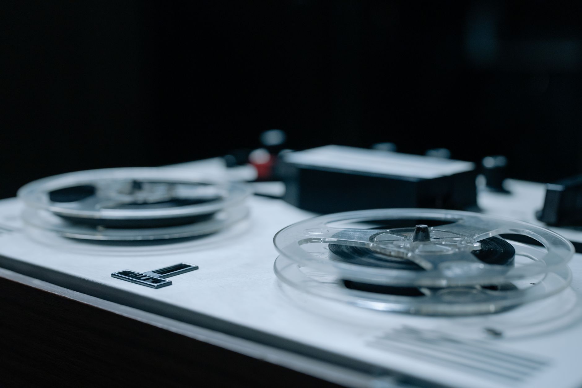vintage tape machine analog (Photo: cottonbro studio / Pexels)