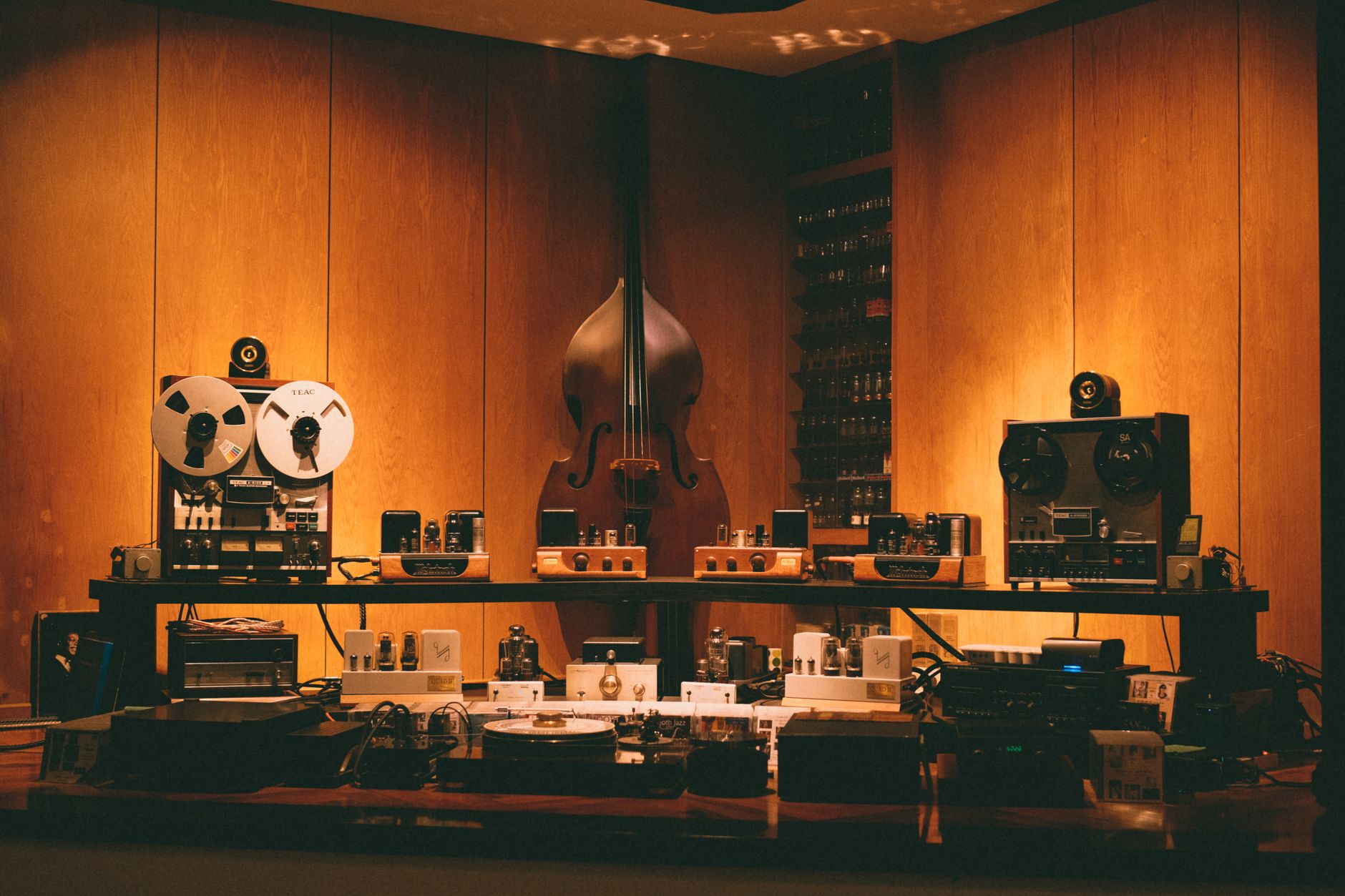 home studio warm light (Photo: Thanh Luu / Pexels)