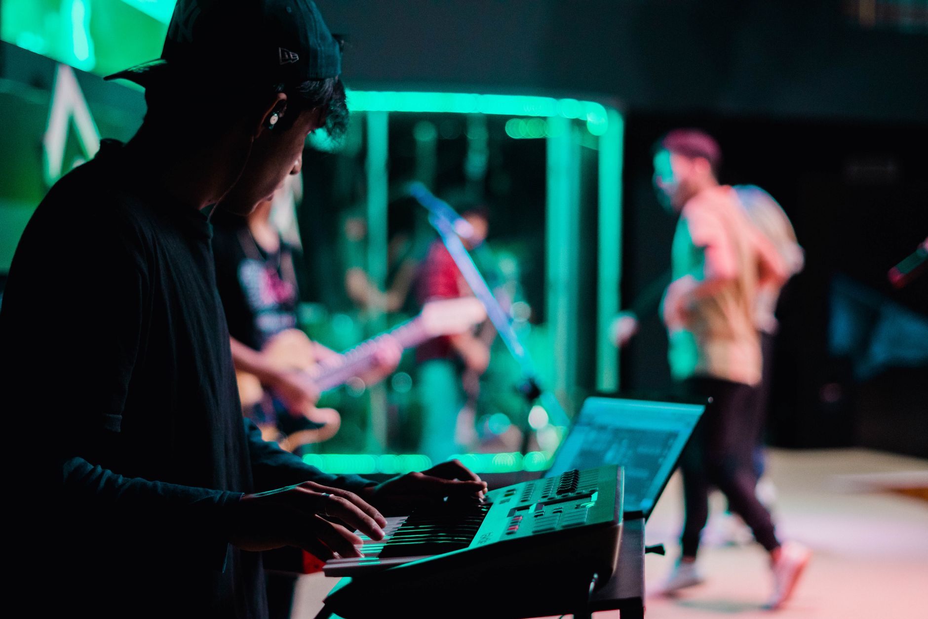 musician world stage (Photo: Elias Jara / Pexels)