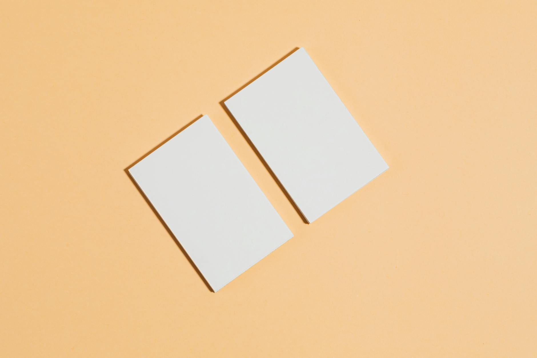 card design minimal layout (Photo: www.kaboompics.com / Pexels)
