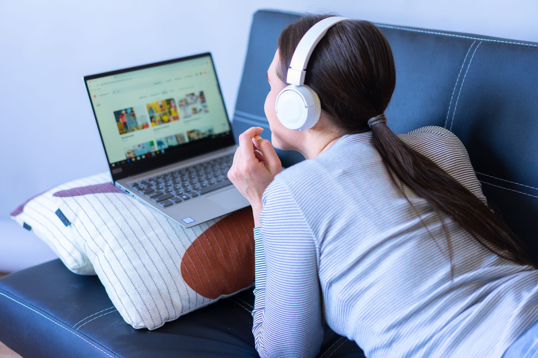 laptop free plugin music (Photo: Atlantic Ambience / Pexels)