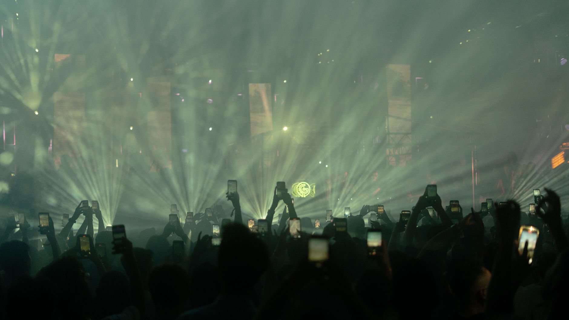 smartphone music download (Photo: Sami  Abdullah / Pexels)